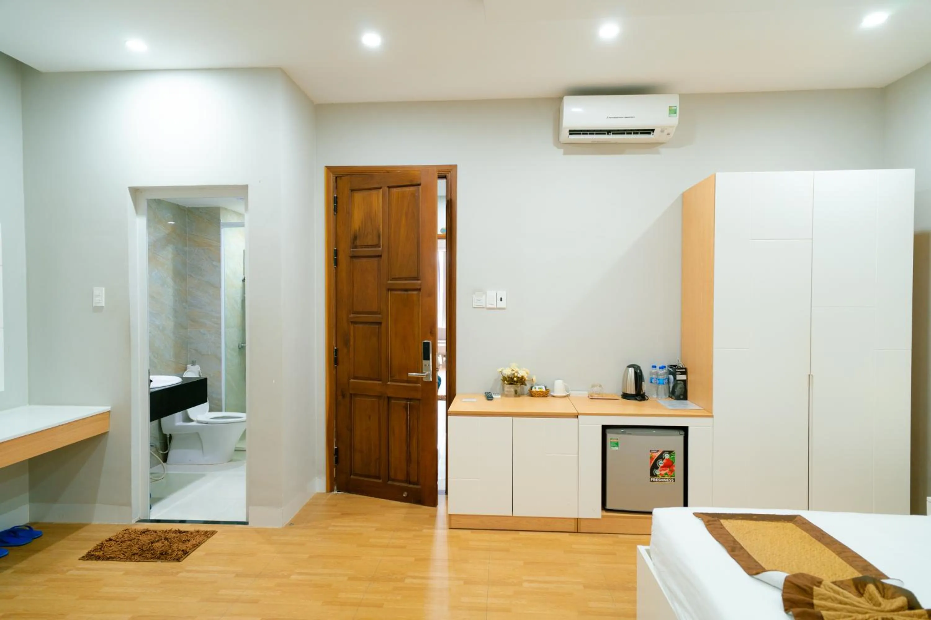 Living room, Bed in Khách sạn Minh Long