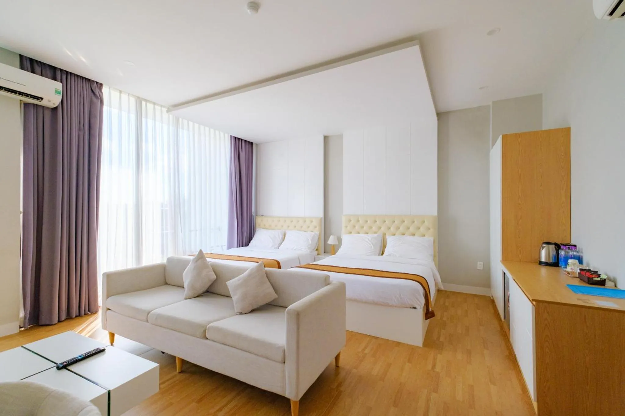 Living room, Bed in Khách sạn Minh Long