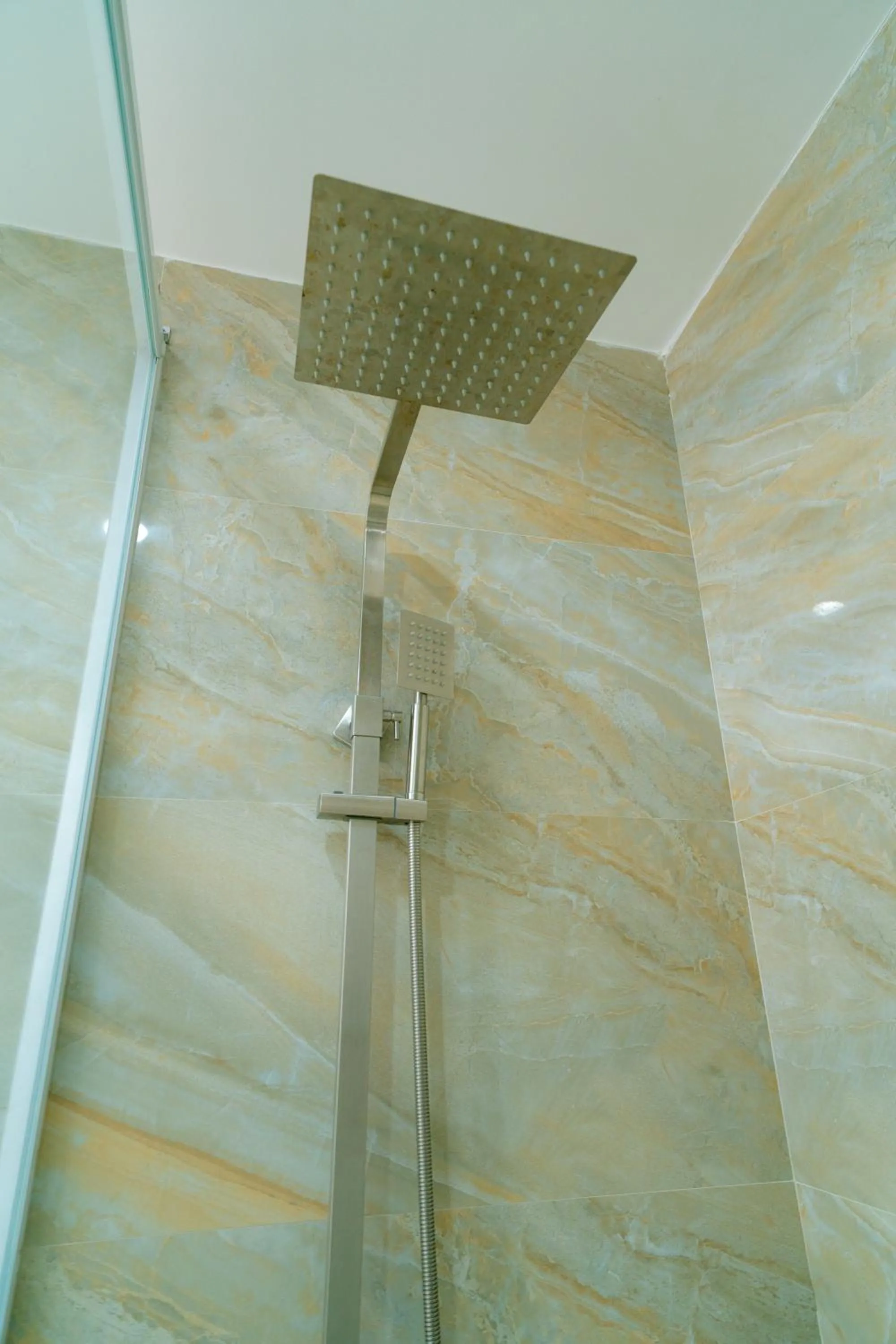 Shower in Khách sạn Minh Long