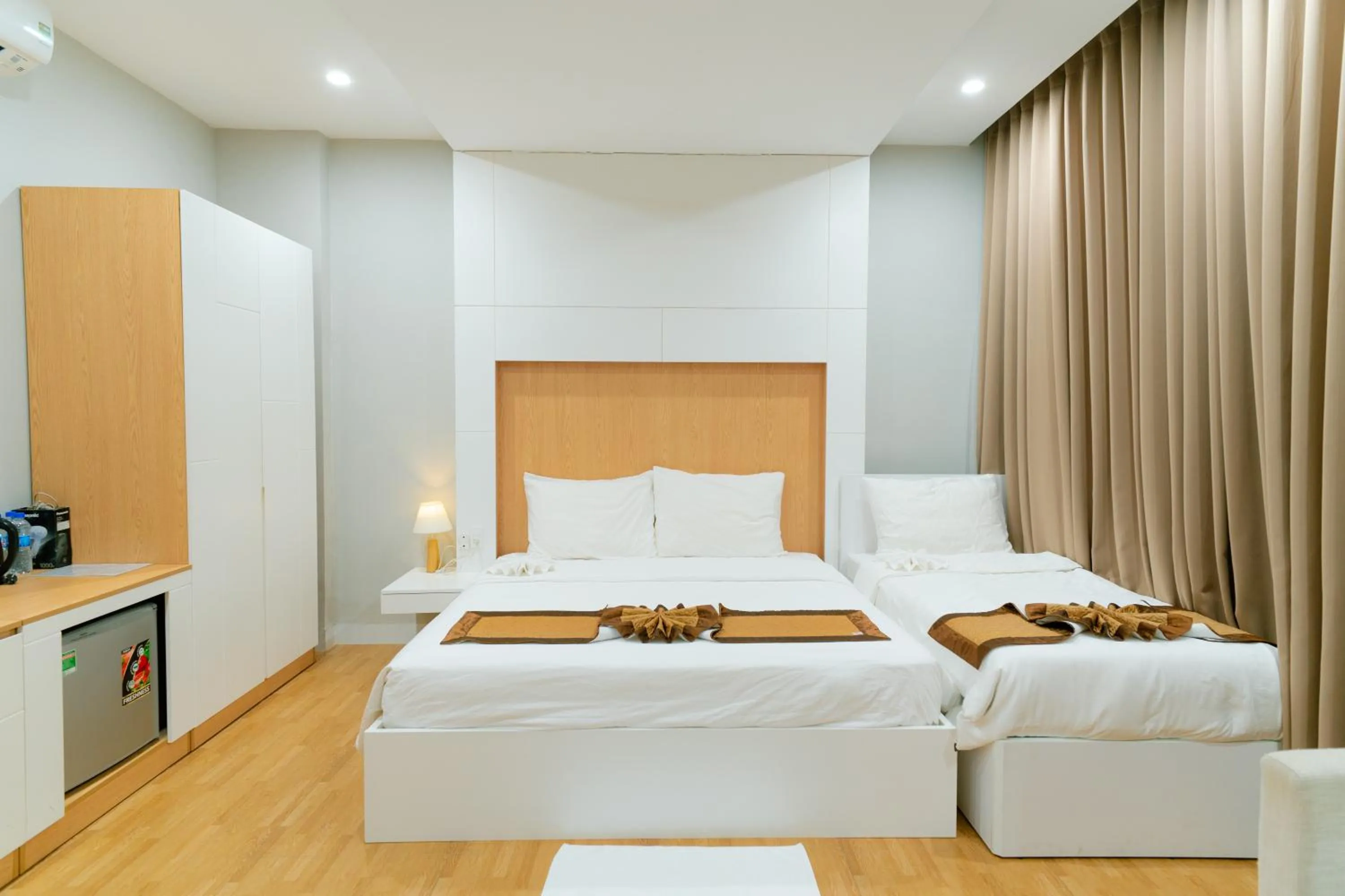 Living room, Bed in Khách sạn Minh Long