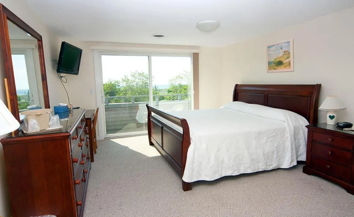 Photo of the whole room, Bed in Sea Lion Motel