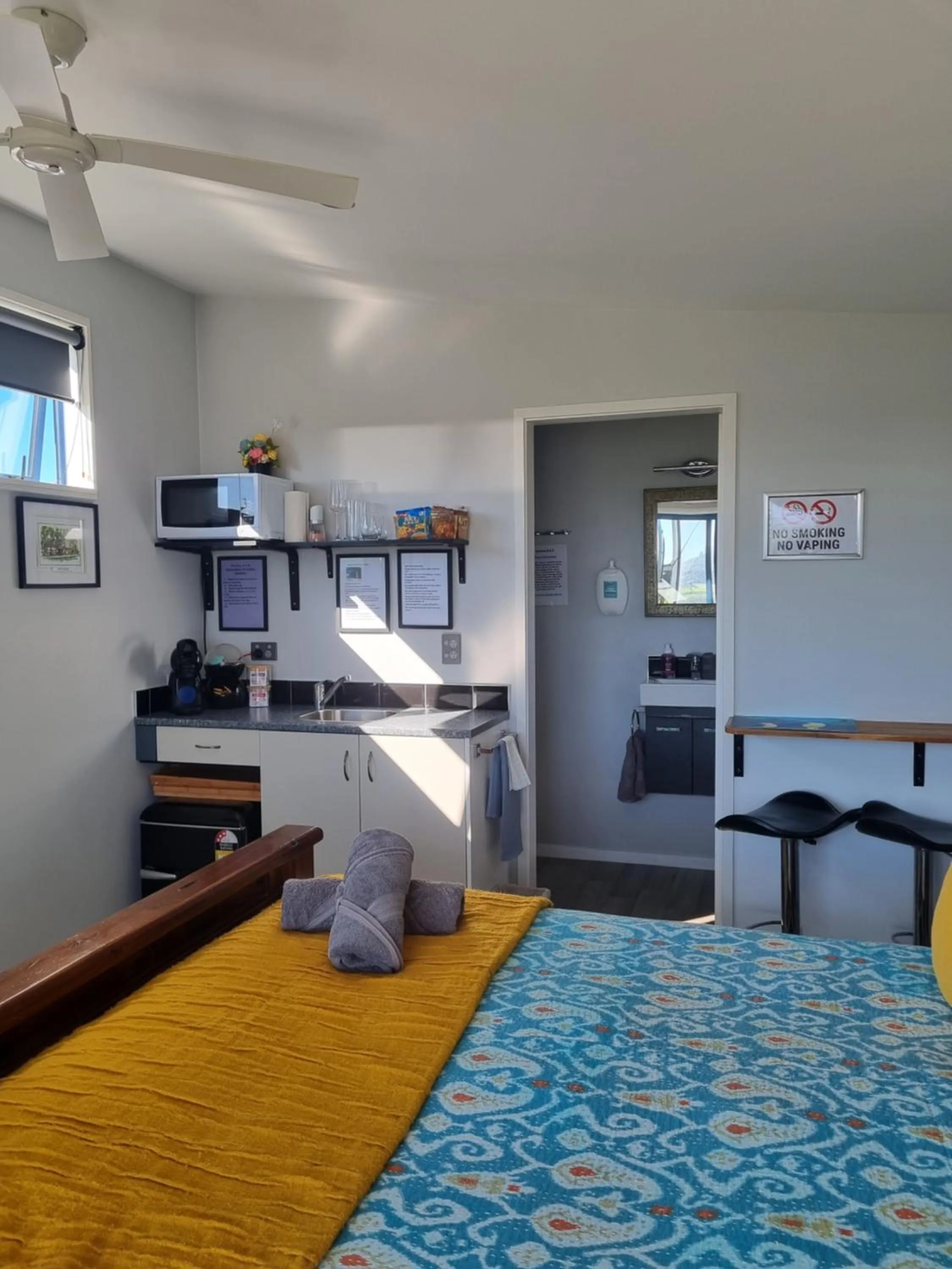 Kitchen or kitchenette, Bed in Denchys B&B