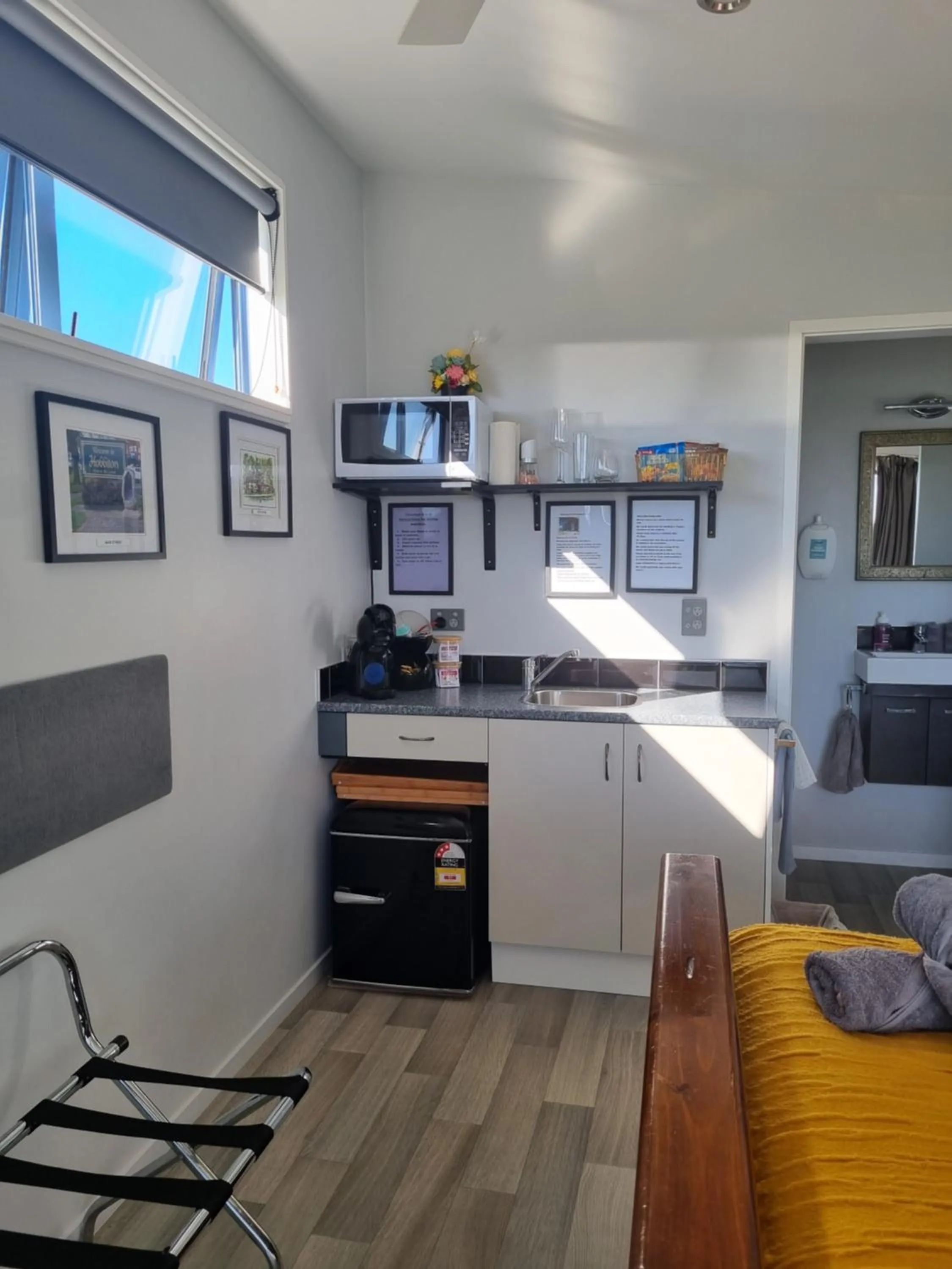 Kitchen or kitchenette, Bed in Denchys B&B