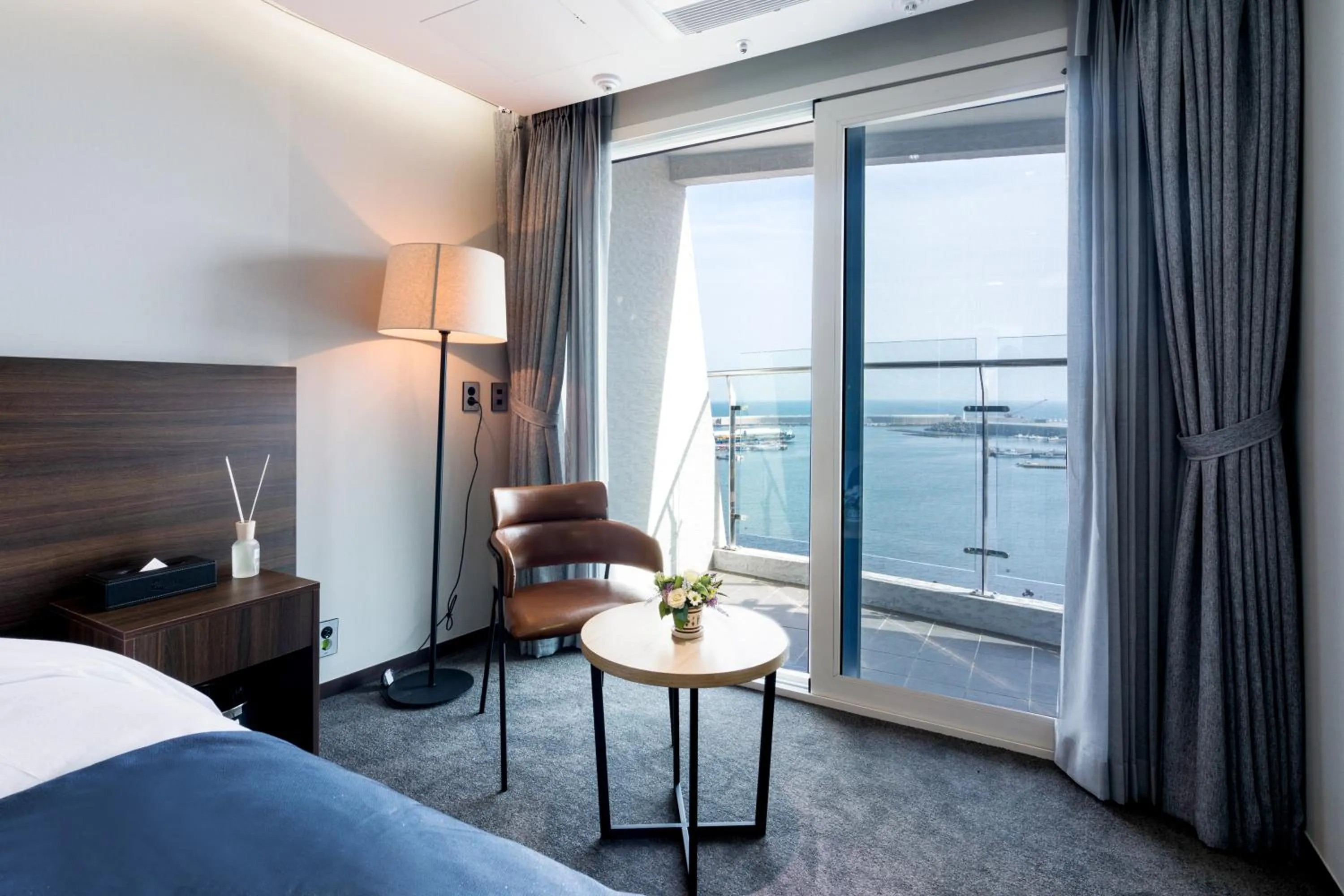 Seating Area in Co-op City Hotel Harborview