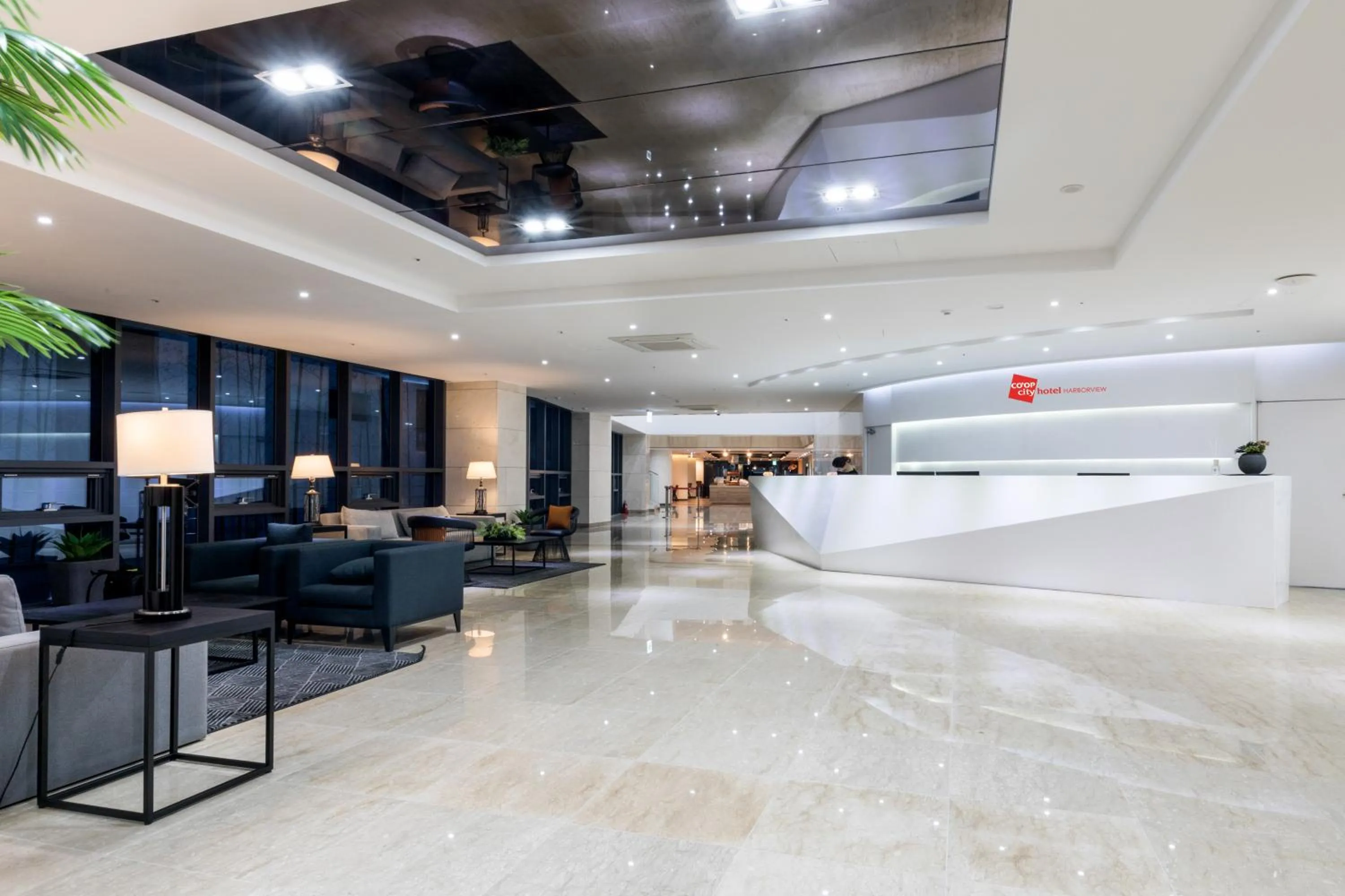 Lobby/Reception in Co-op City Hotel Harborview