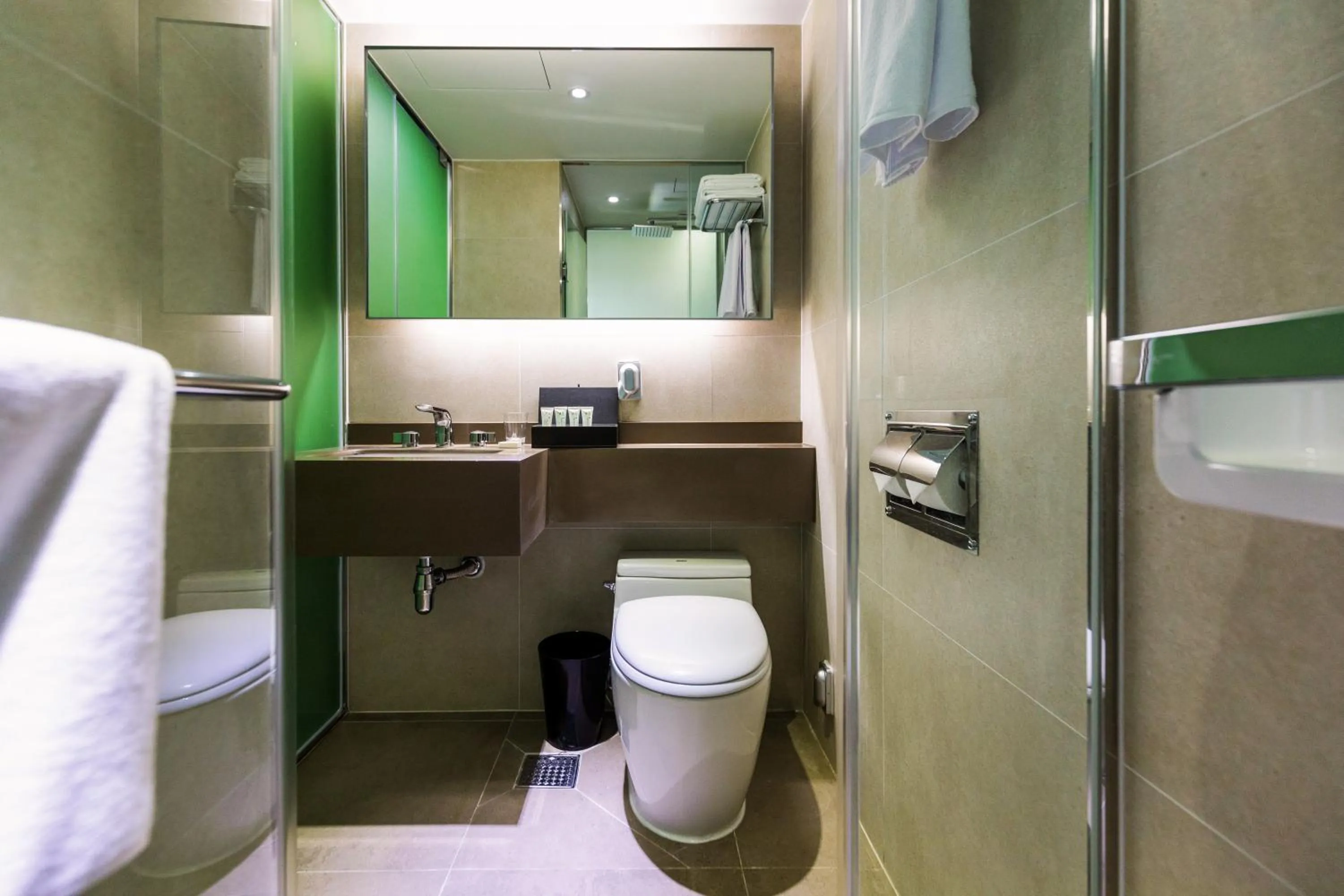 Bathroom in Co-op City Hotel Harborview