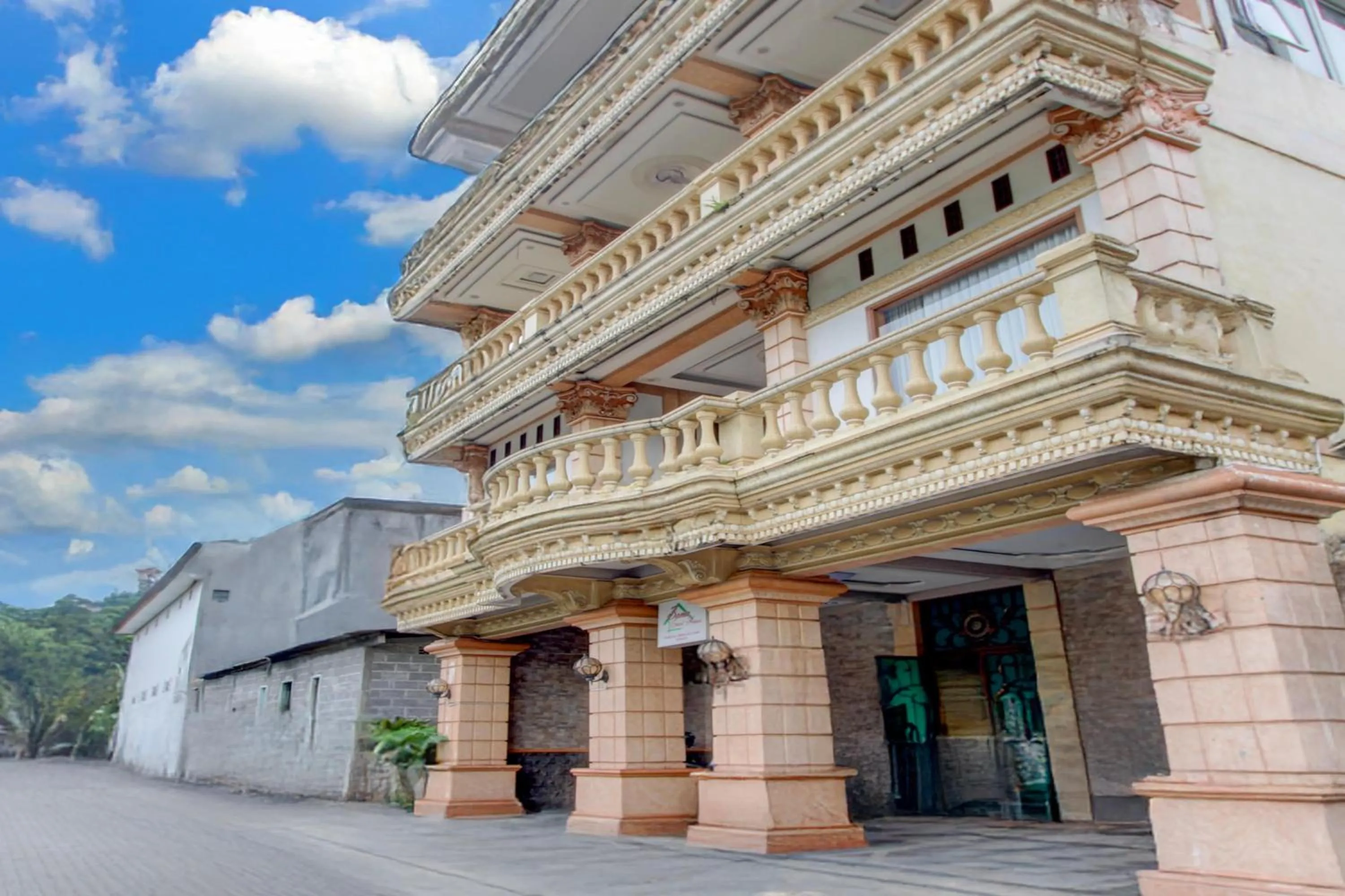 Facade/entrance in Hotel O Yogyakarta near Jogja City Mall formerly Bama Guesthouse