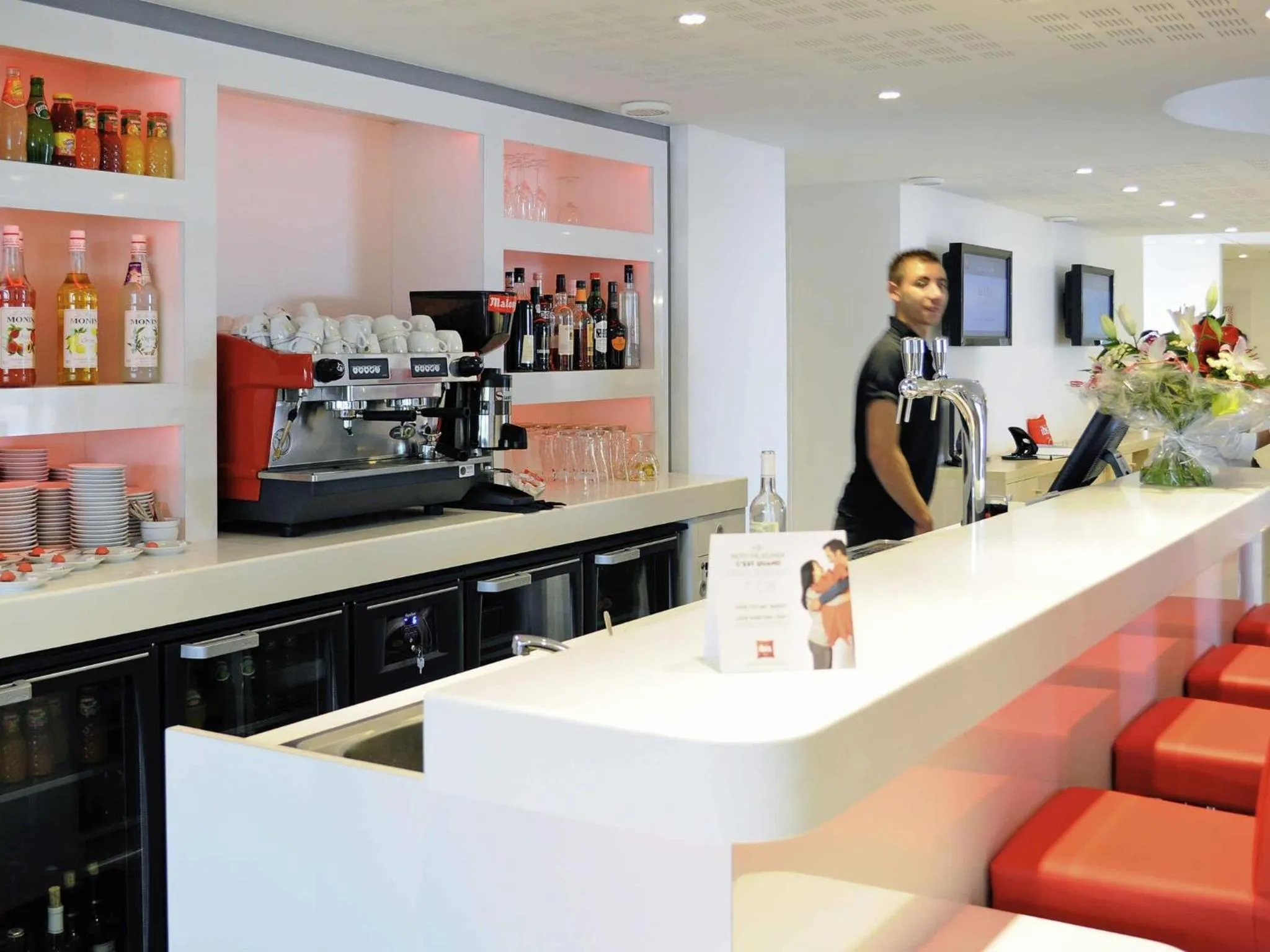 Lounge or bar in ibis Lyon Est Chaponnay