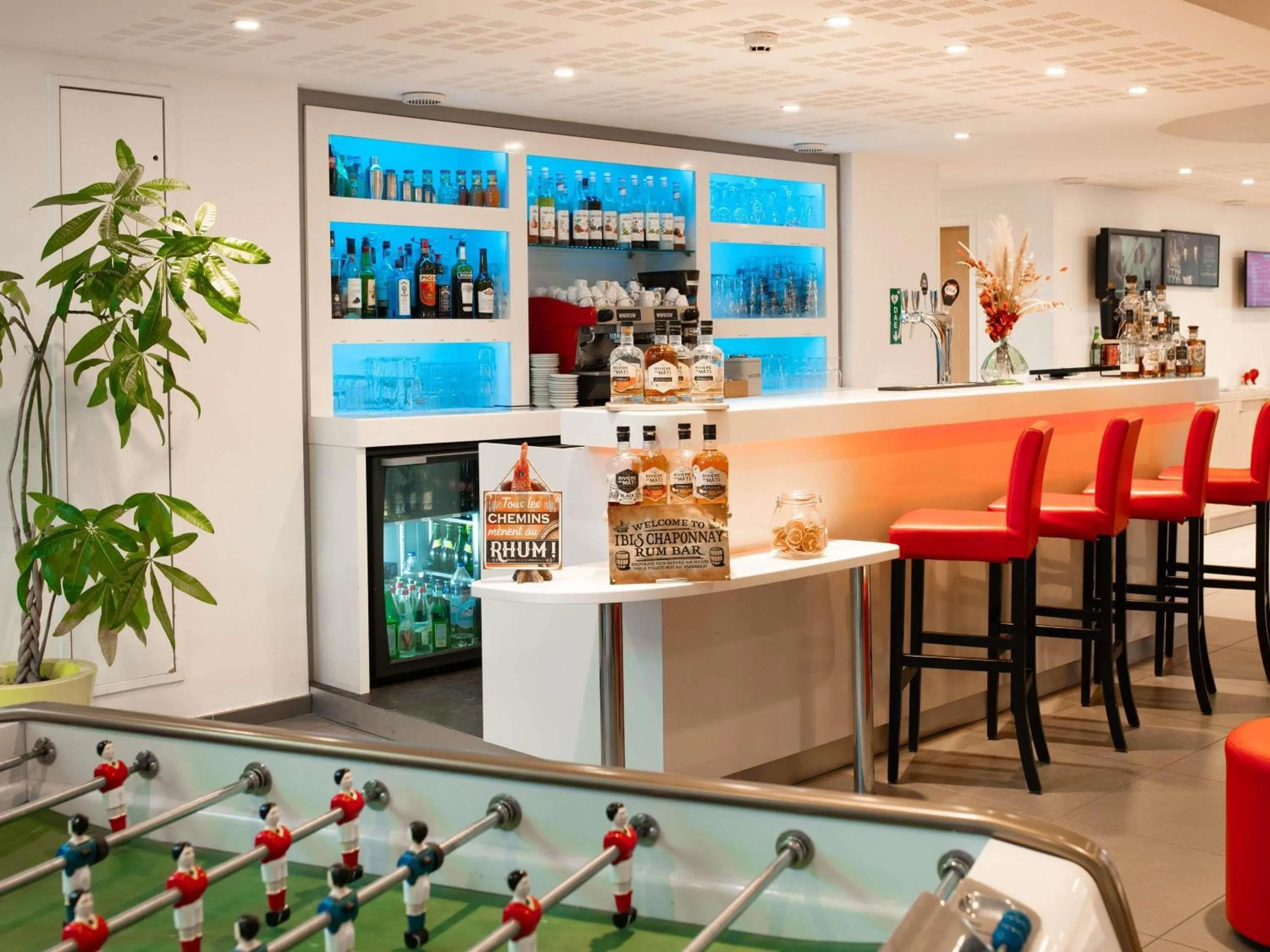 Lounge or bar in ibis Lyon Est Chaponnay
