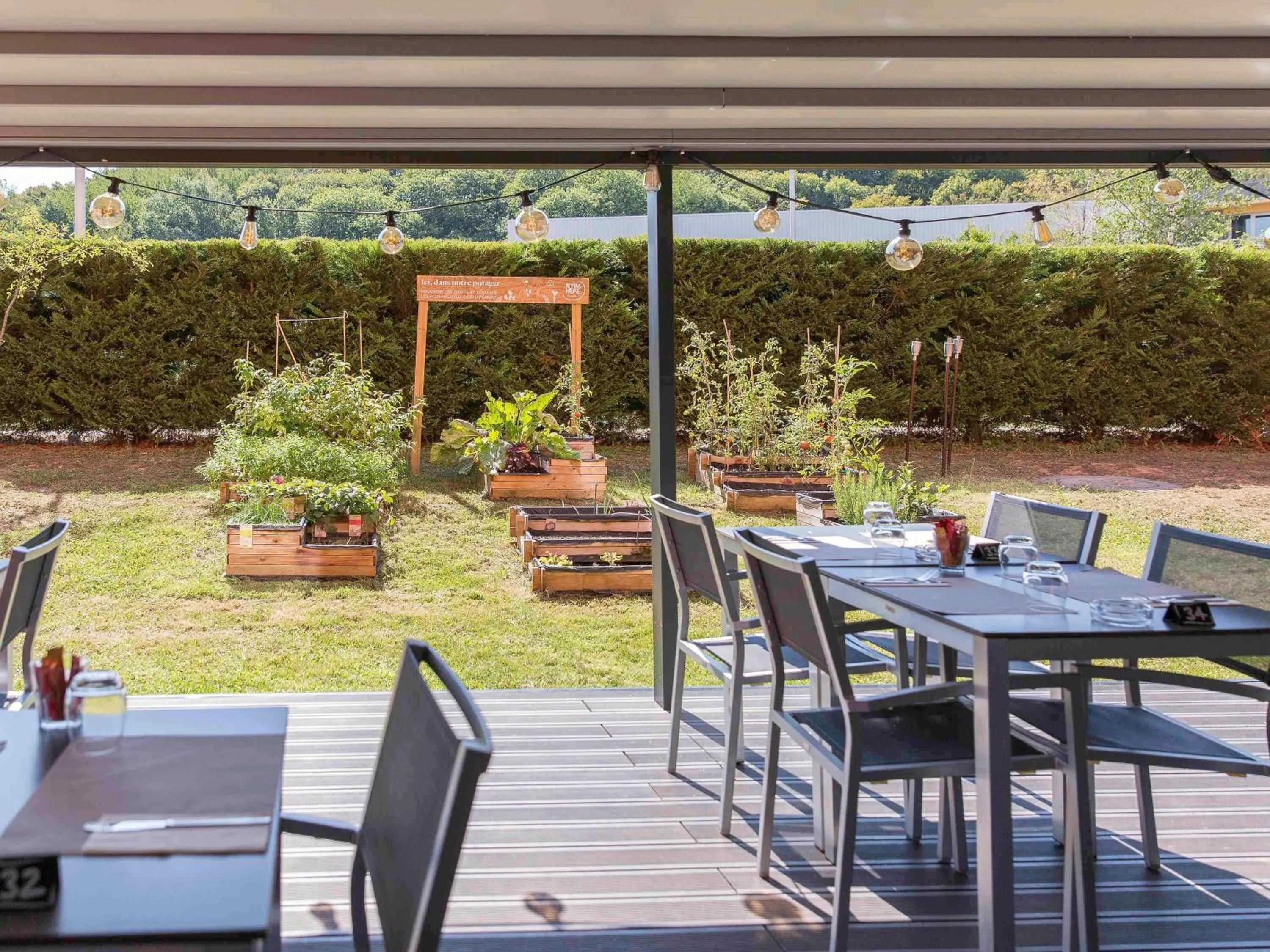 Restaurant/places to eat in ibis Lyon Est Chaponnay