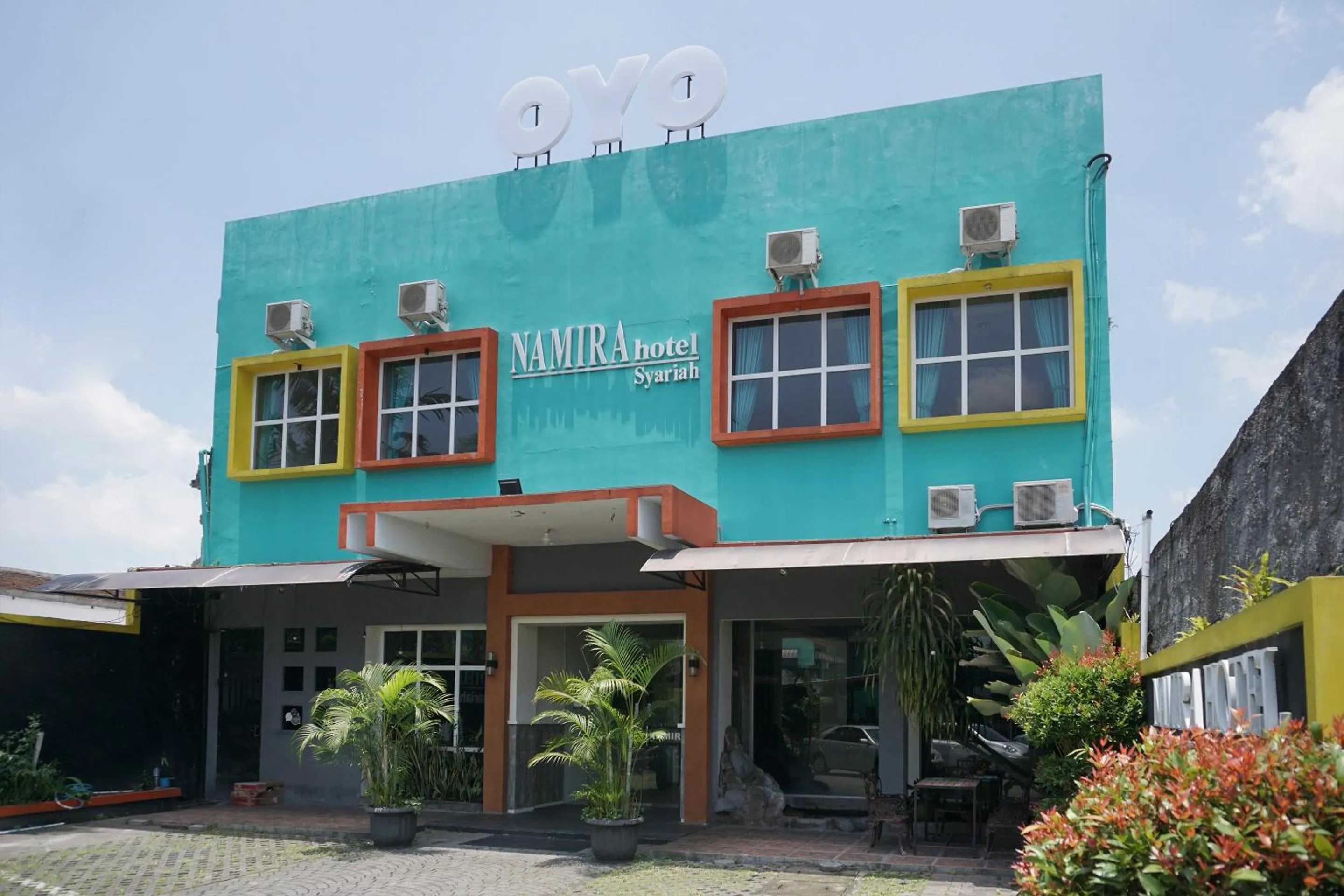 Facade/entrance in RedDoorz Syariah At Namira Hotel