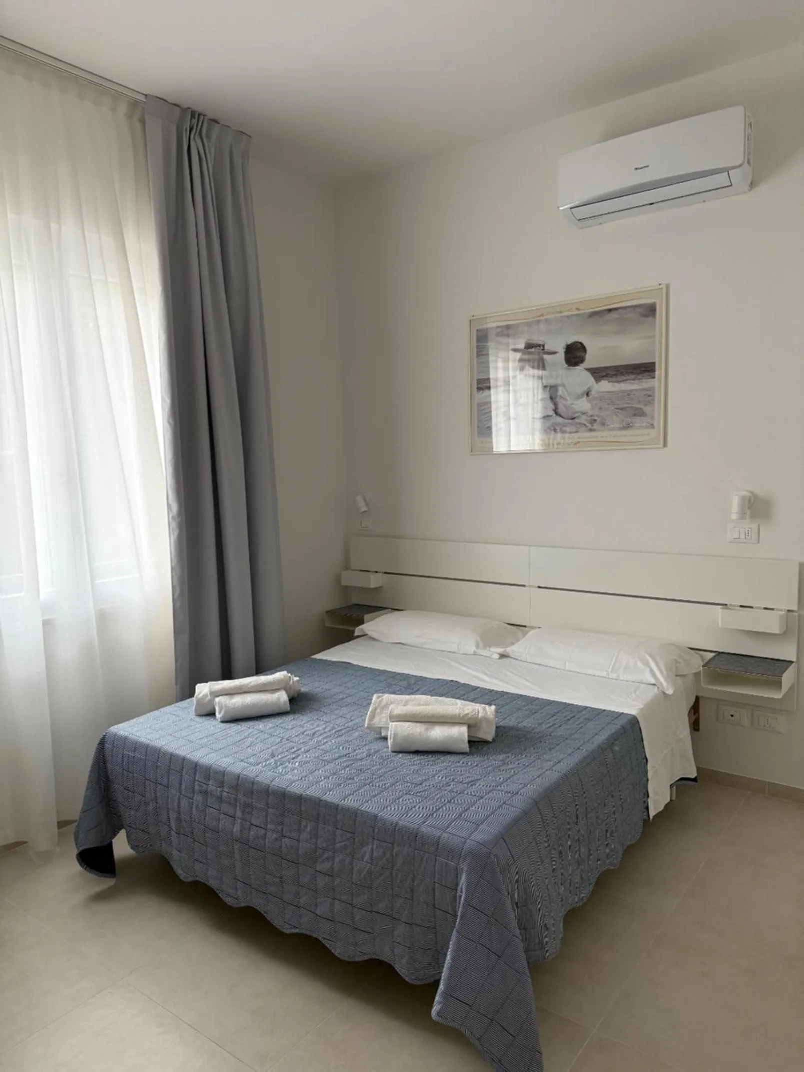 internet, Bed in Hotel Pigalle