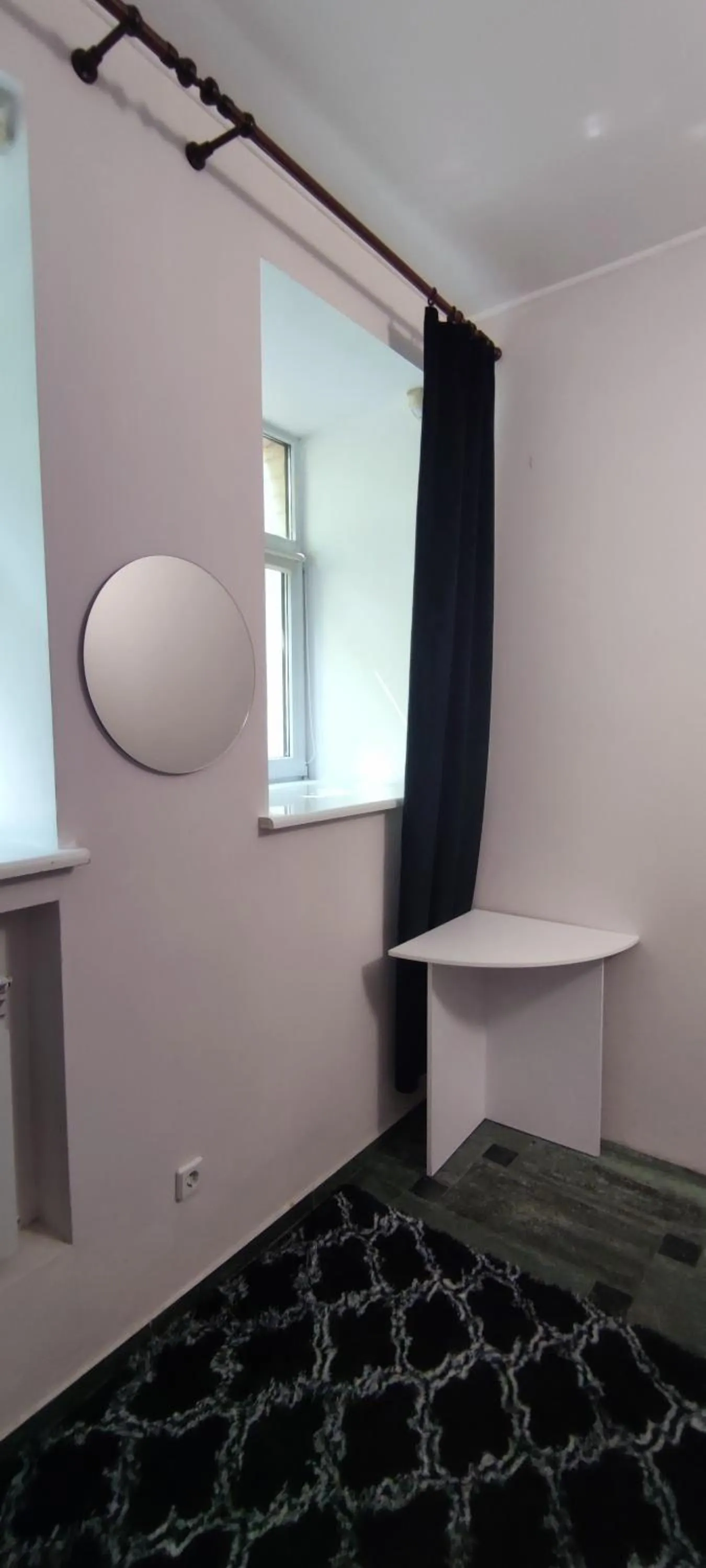 Photo of the whole room, Bed in Friends Forever