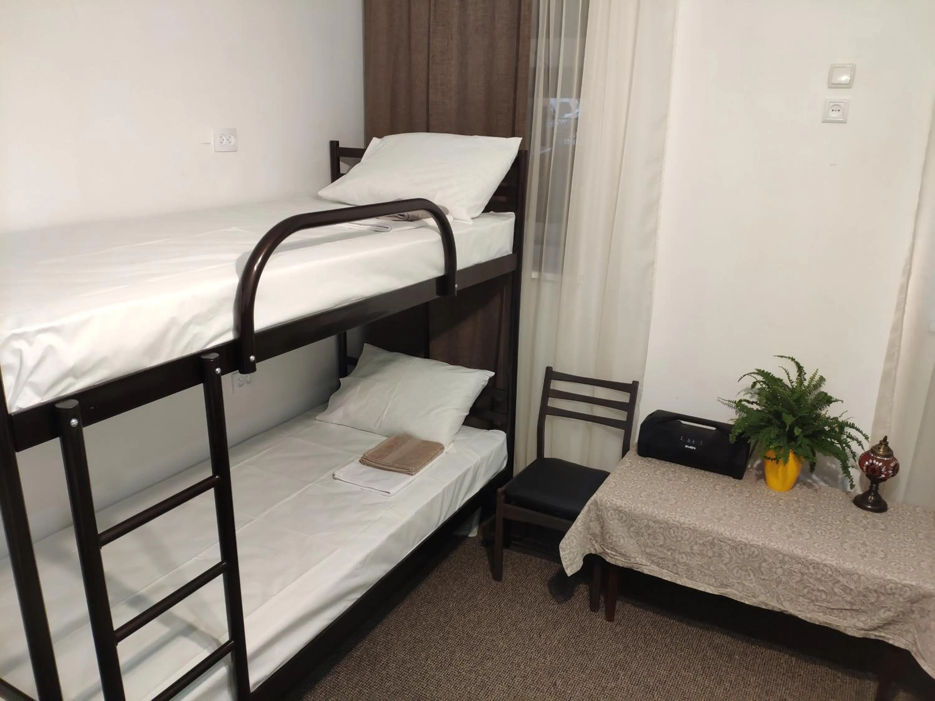 Photo of the whole room, Bed in Friends Forever