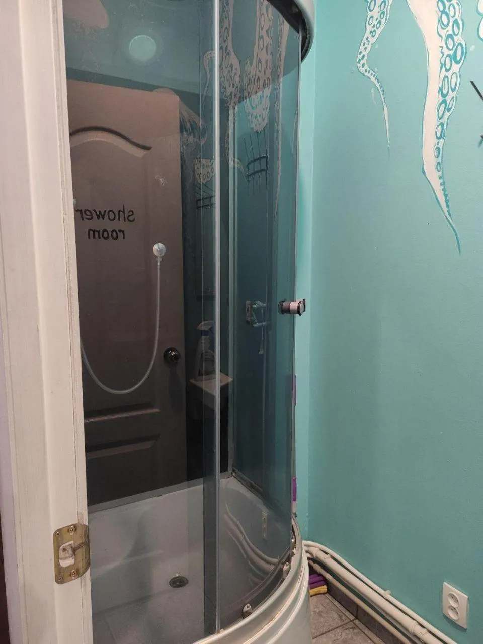 Shower in Friends Forever