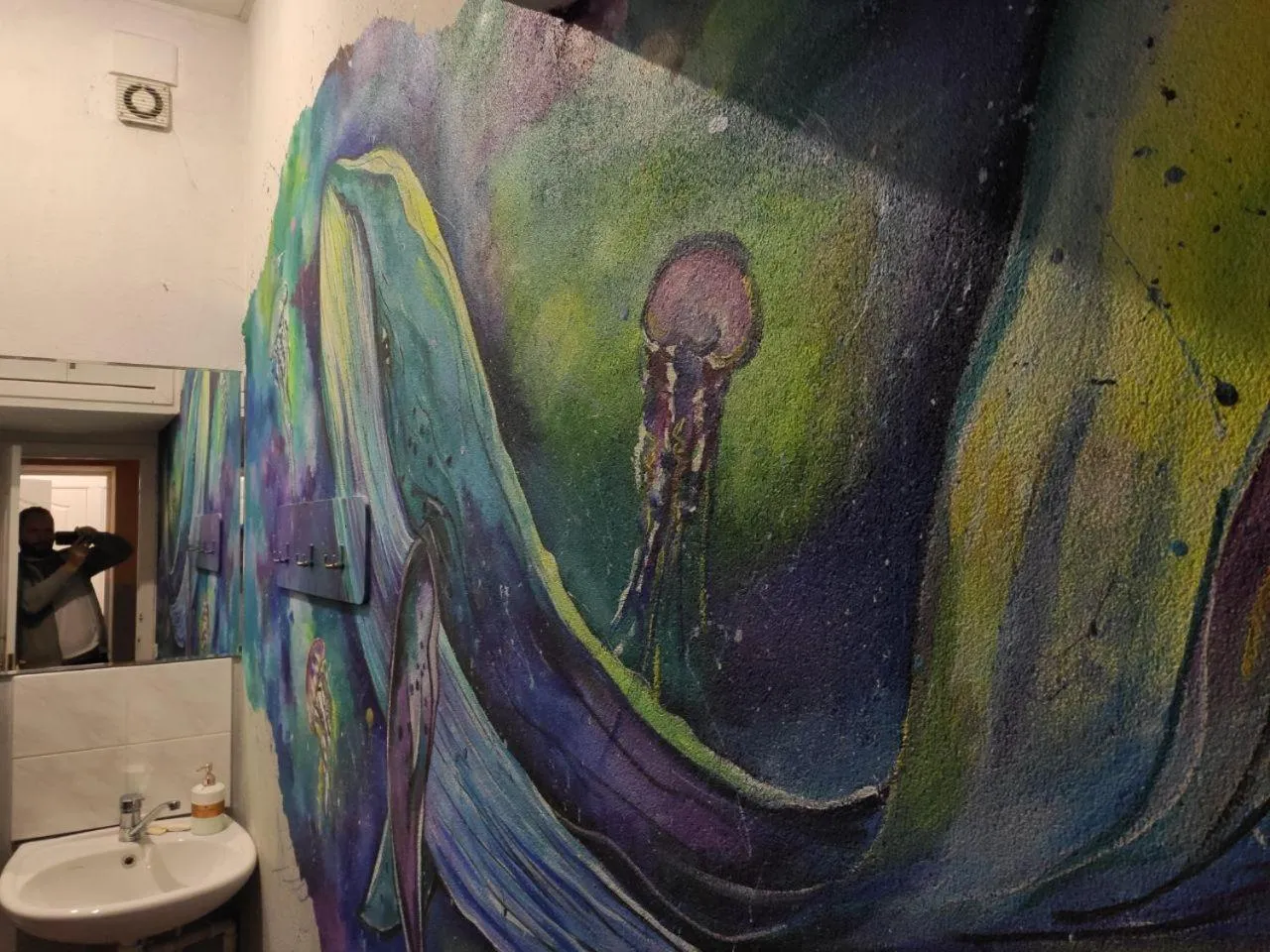 Shower in Friends Forever