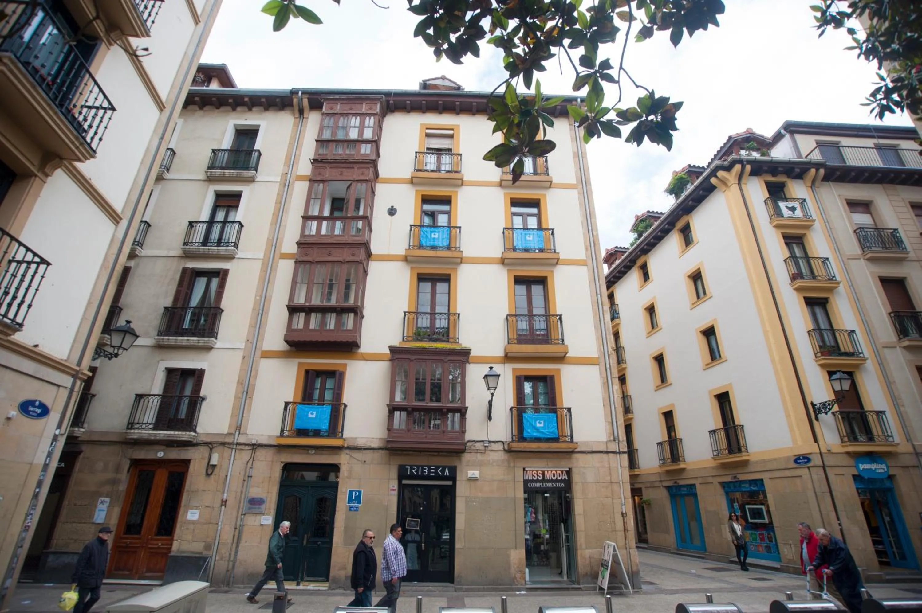 Facade/entrance in Artea Narrika