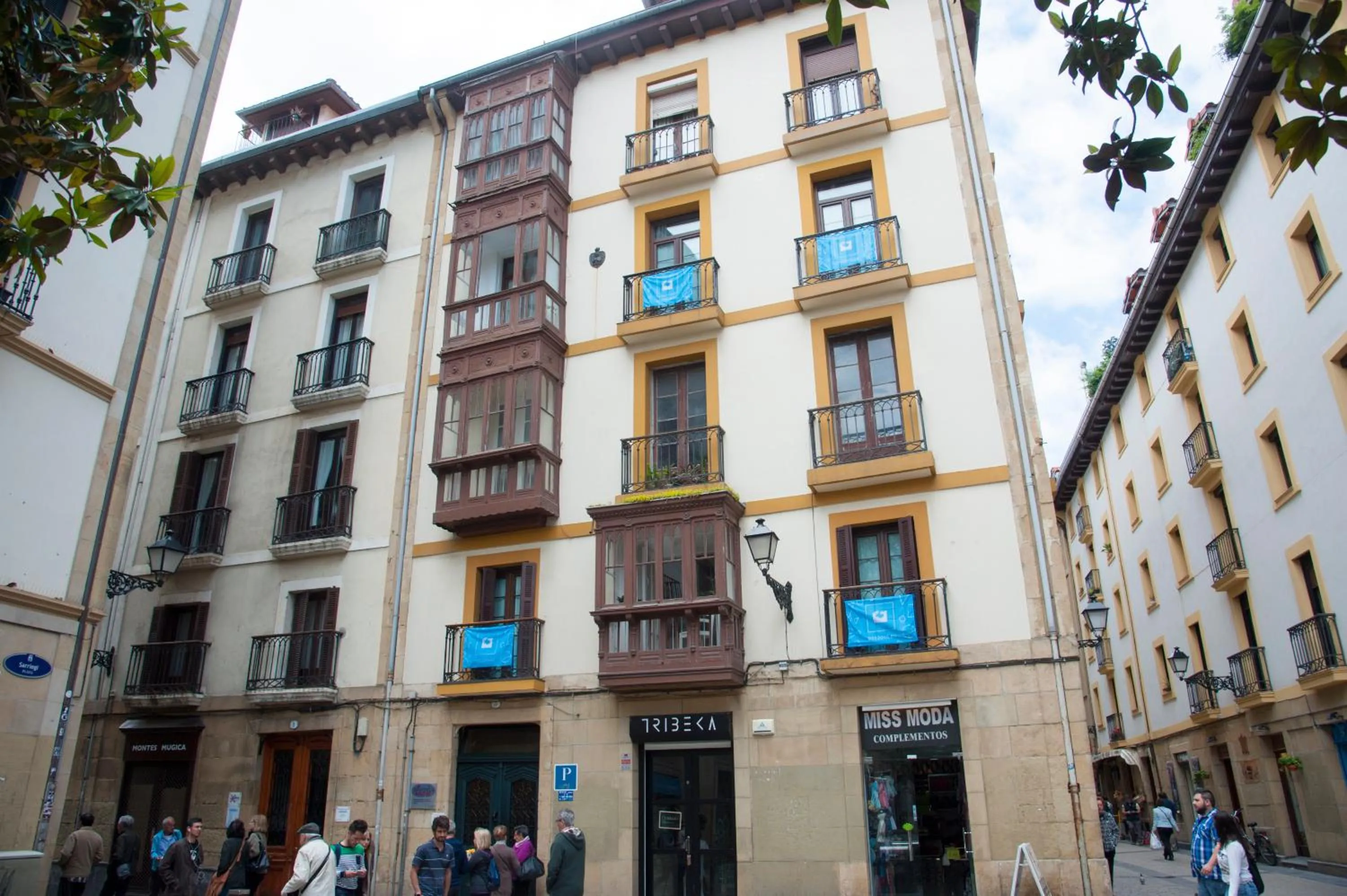 Facade/entrance in Artea Narrika