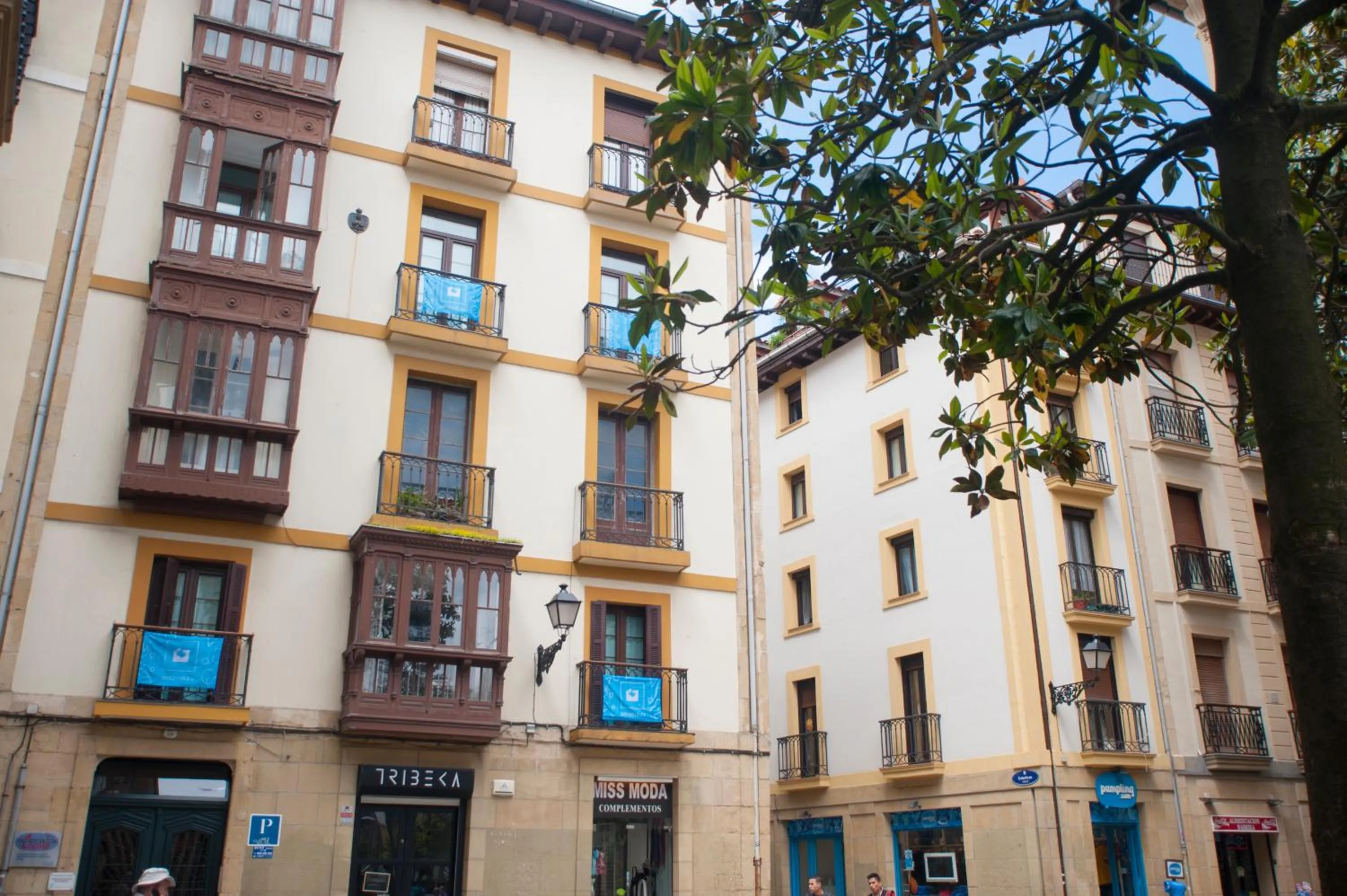 Facade/entrance in Artea Narrika