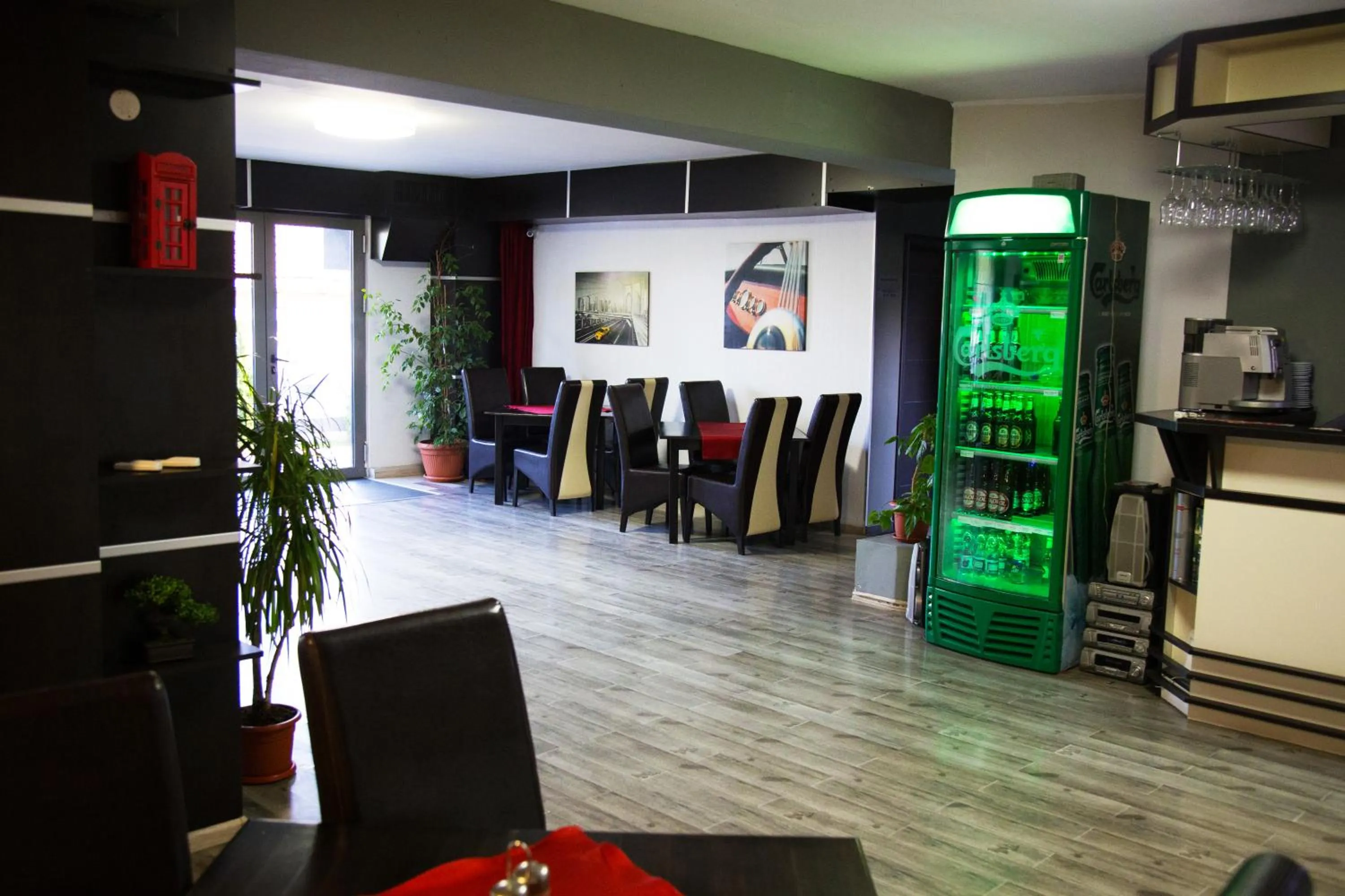 Restaurant/places to eat in GP Hotel