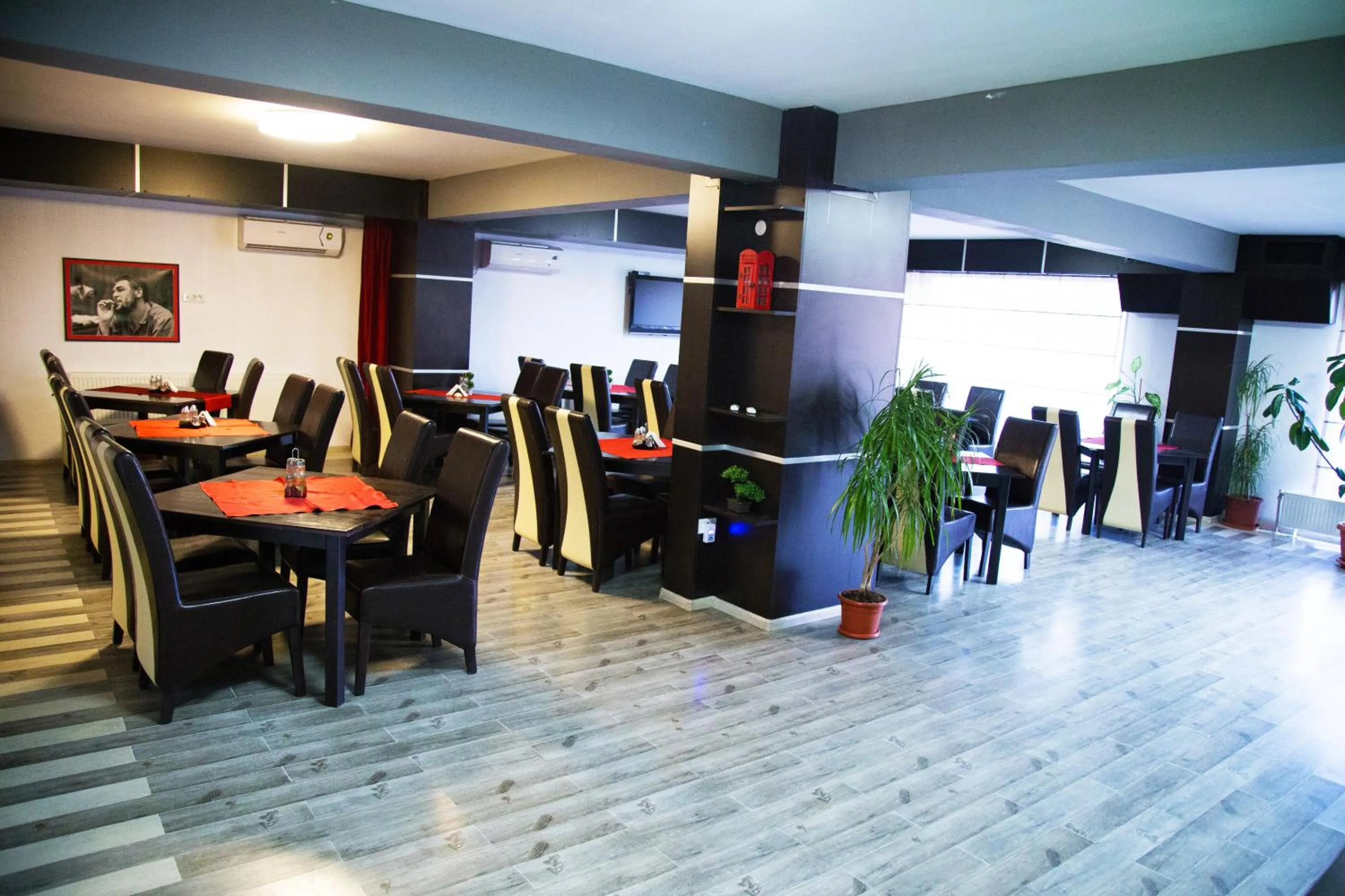 Restaurant/places to eat in GP Hotel