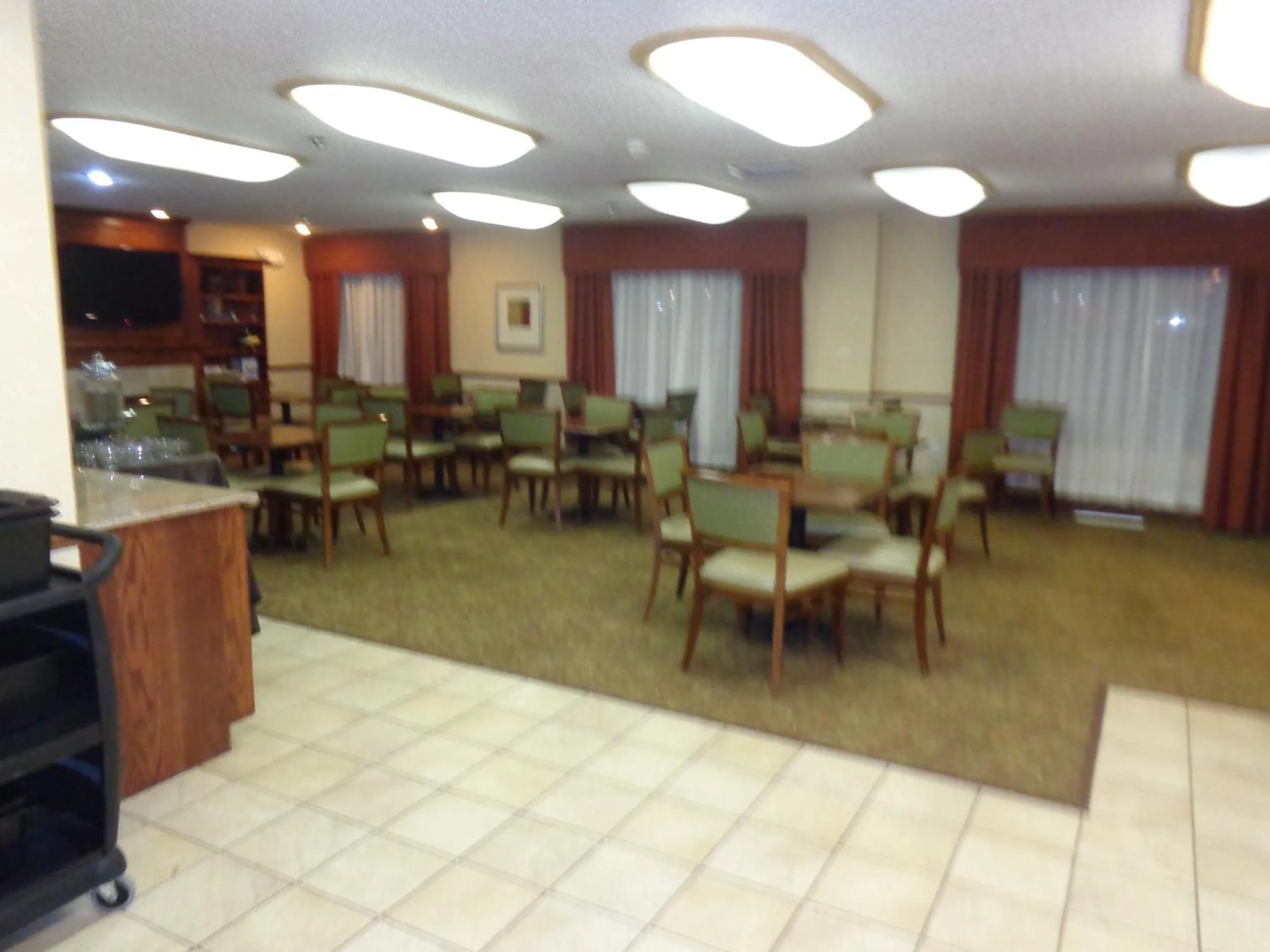 Lounge or bar in Country Inn & Suites by Radisson Bismarck Waterpark