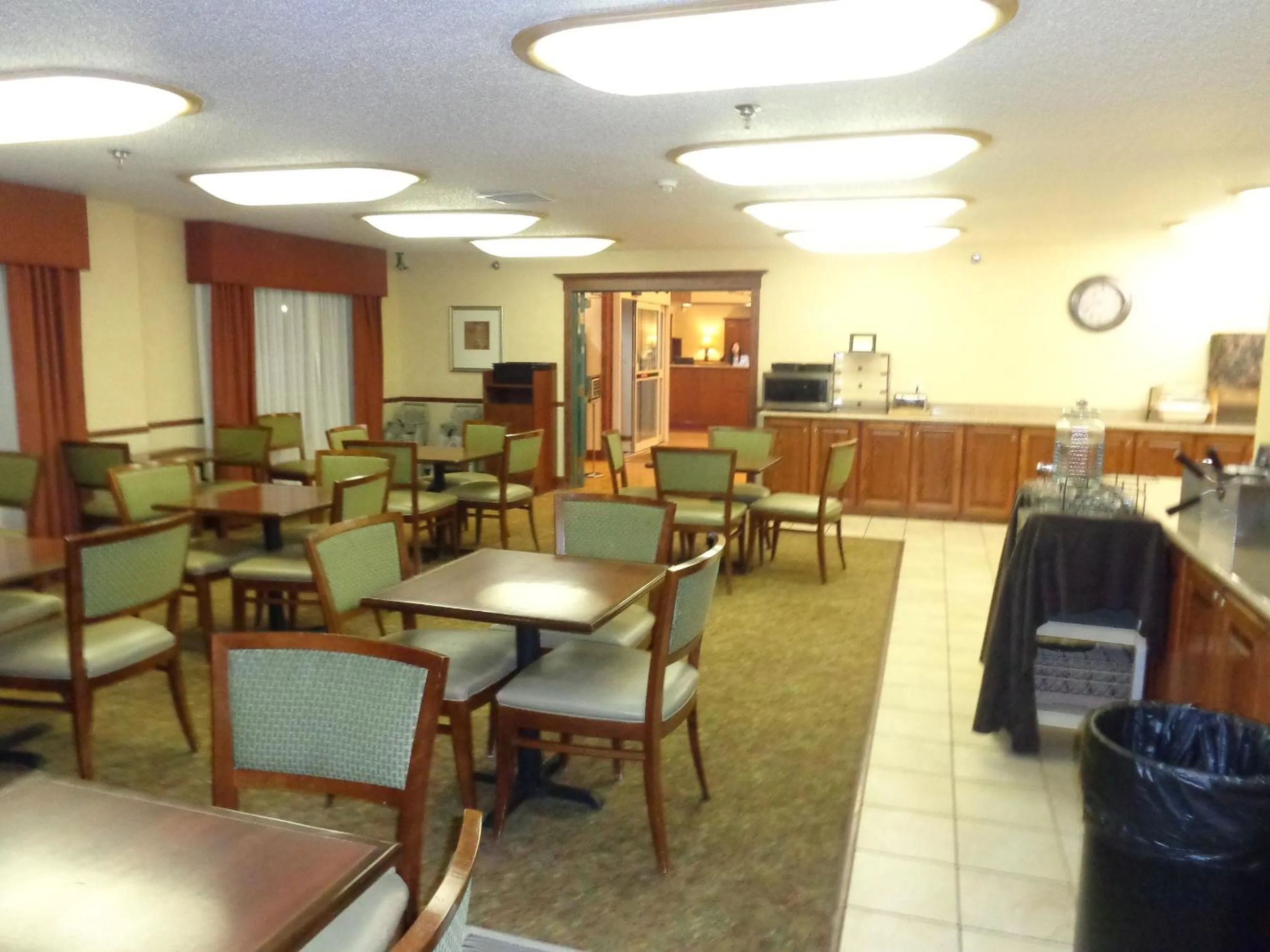 Lounge or bar in Country Inn & Suites by Radisson Bismarck Waterpark