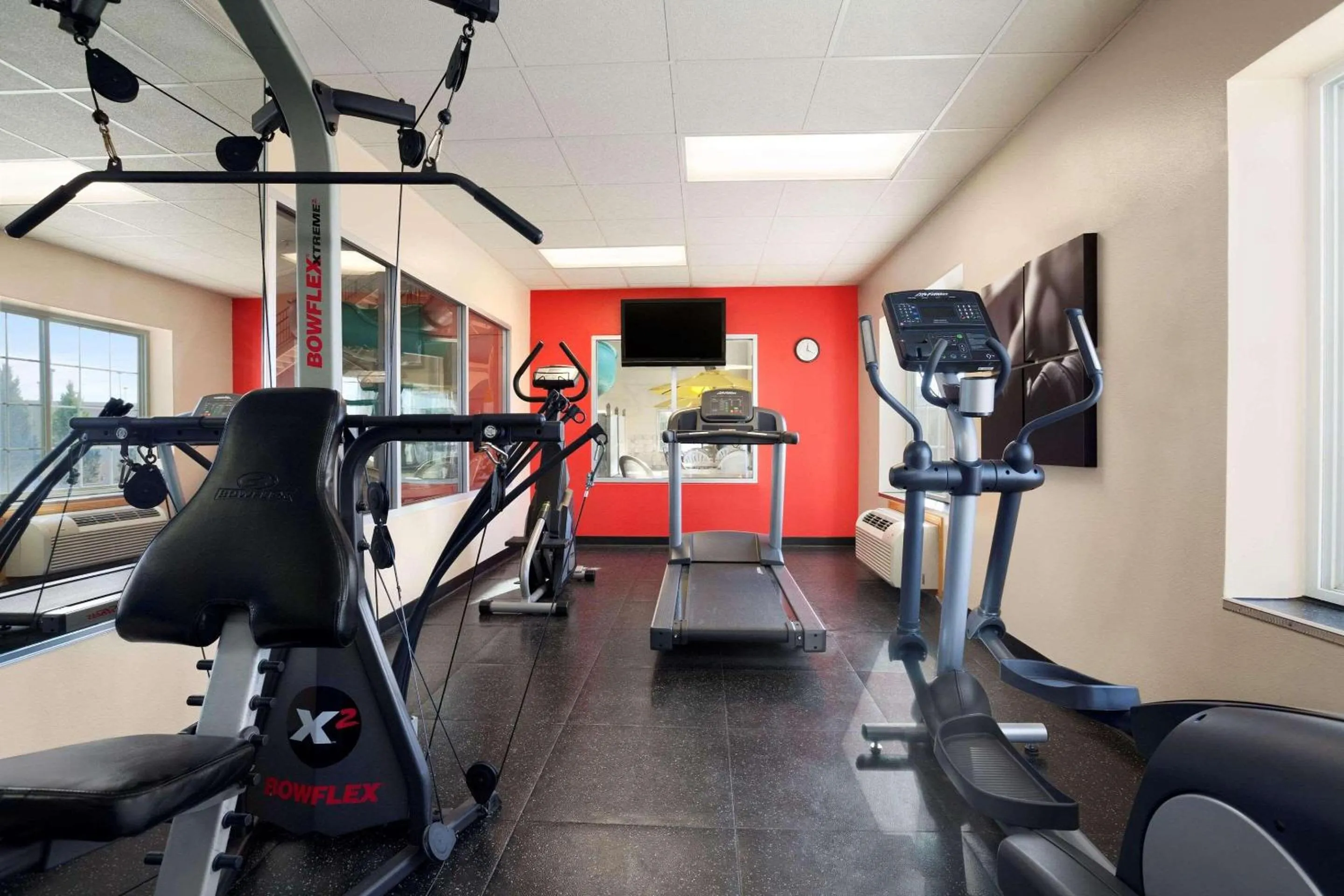 Fitness centre/facilities in Country Inn & Suites by Radisson Bismarck Waterpark
