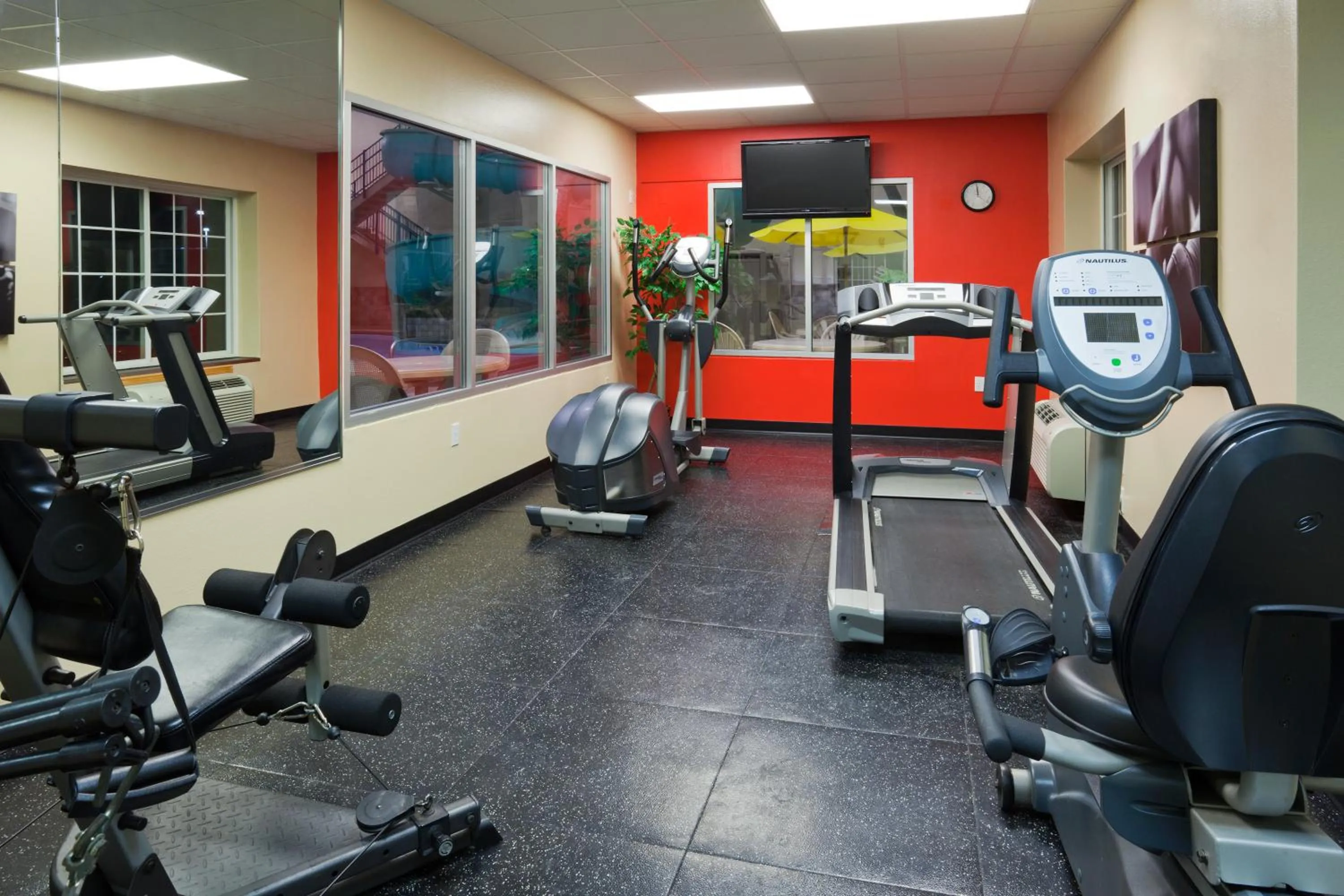 Fitness centre/facilities in Country Inn & Suites by Radisson Bismarck Waterpark