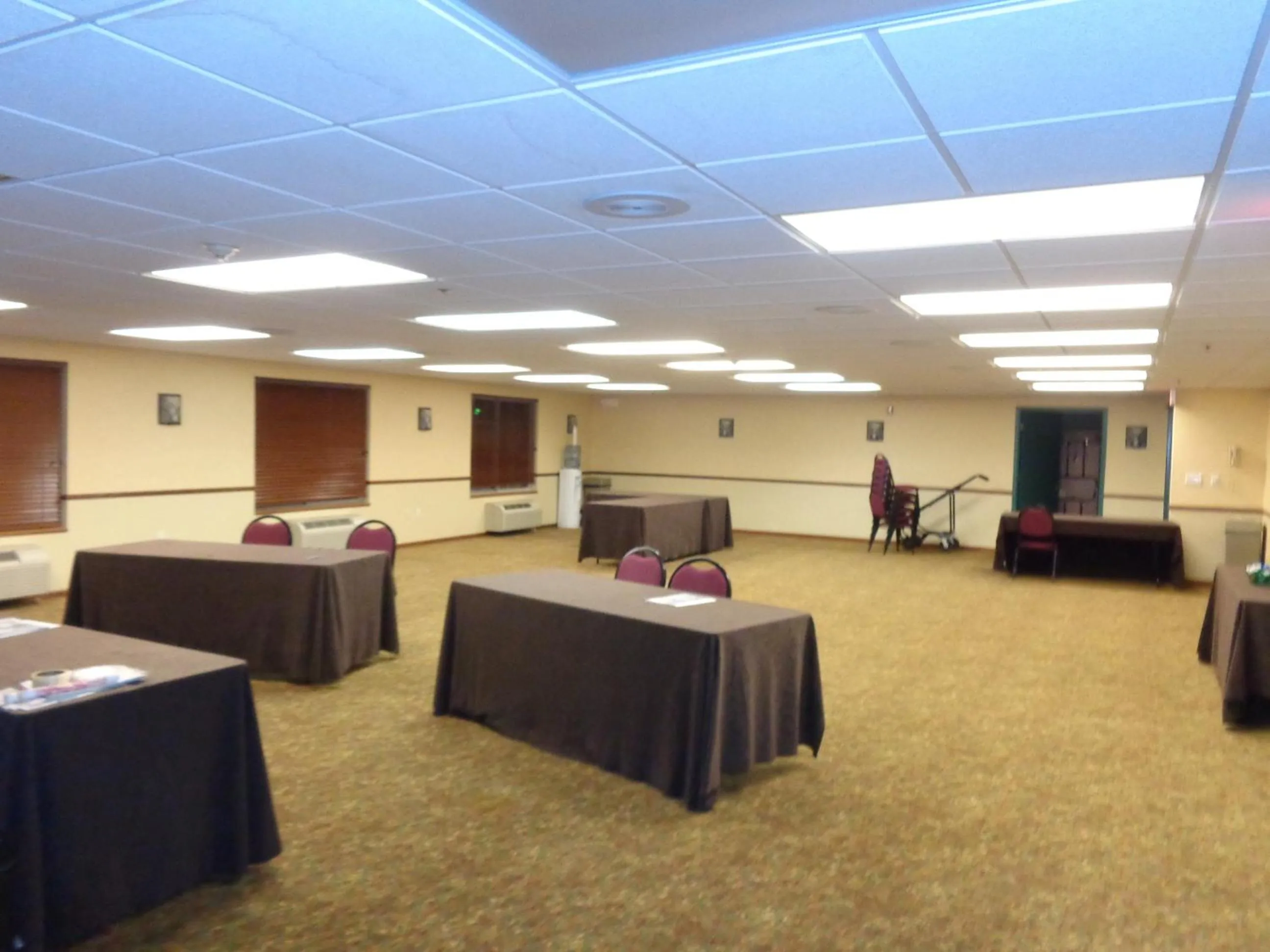 Business facilities in Country Inn & Suites by Radisson Bismarck Waterpark