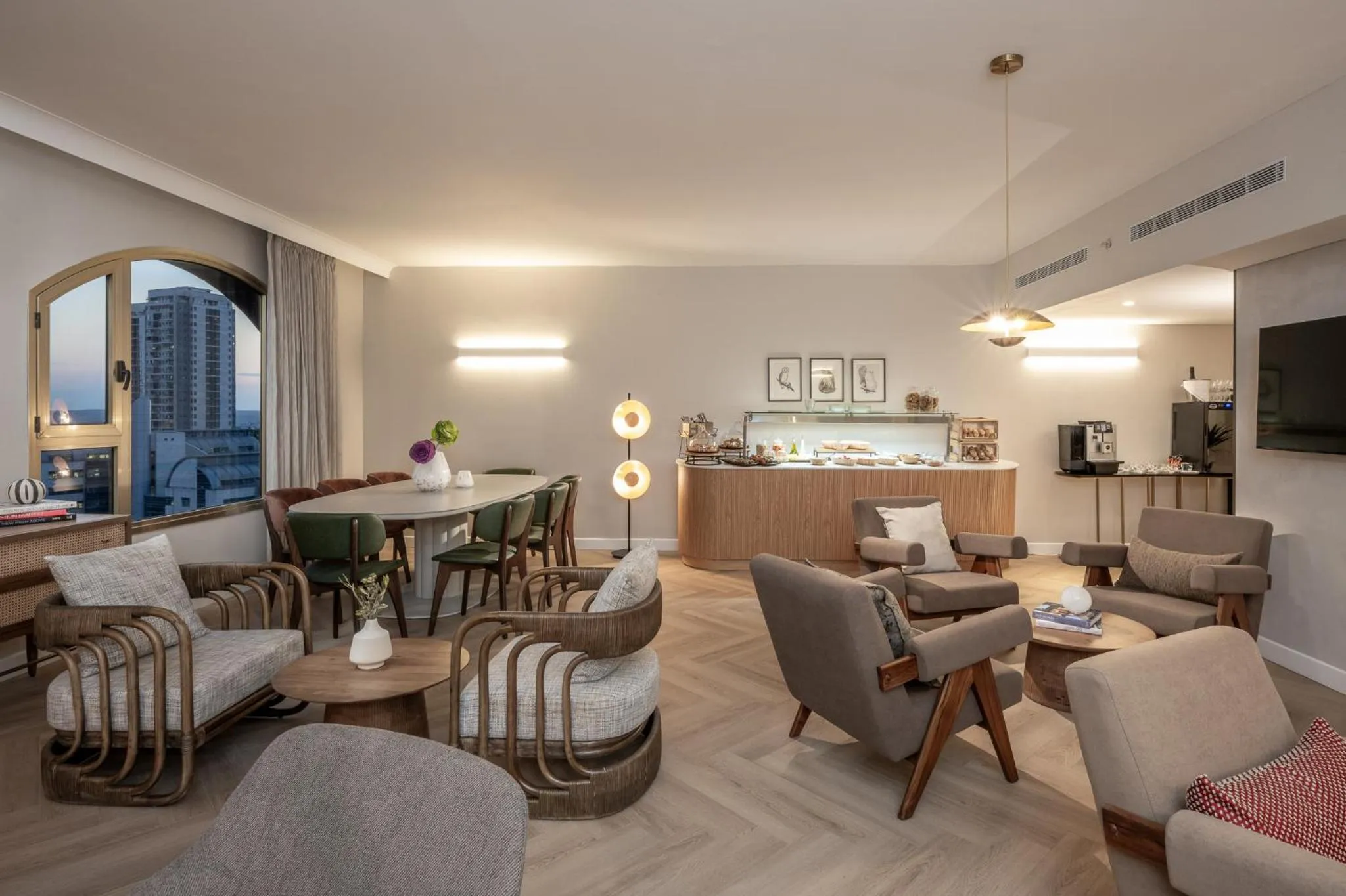 Communal lounge/ TV room in Leonardo Hotel Negev