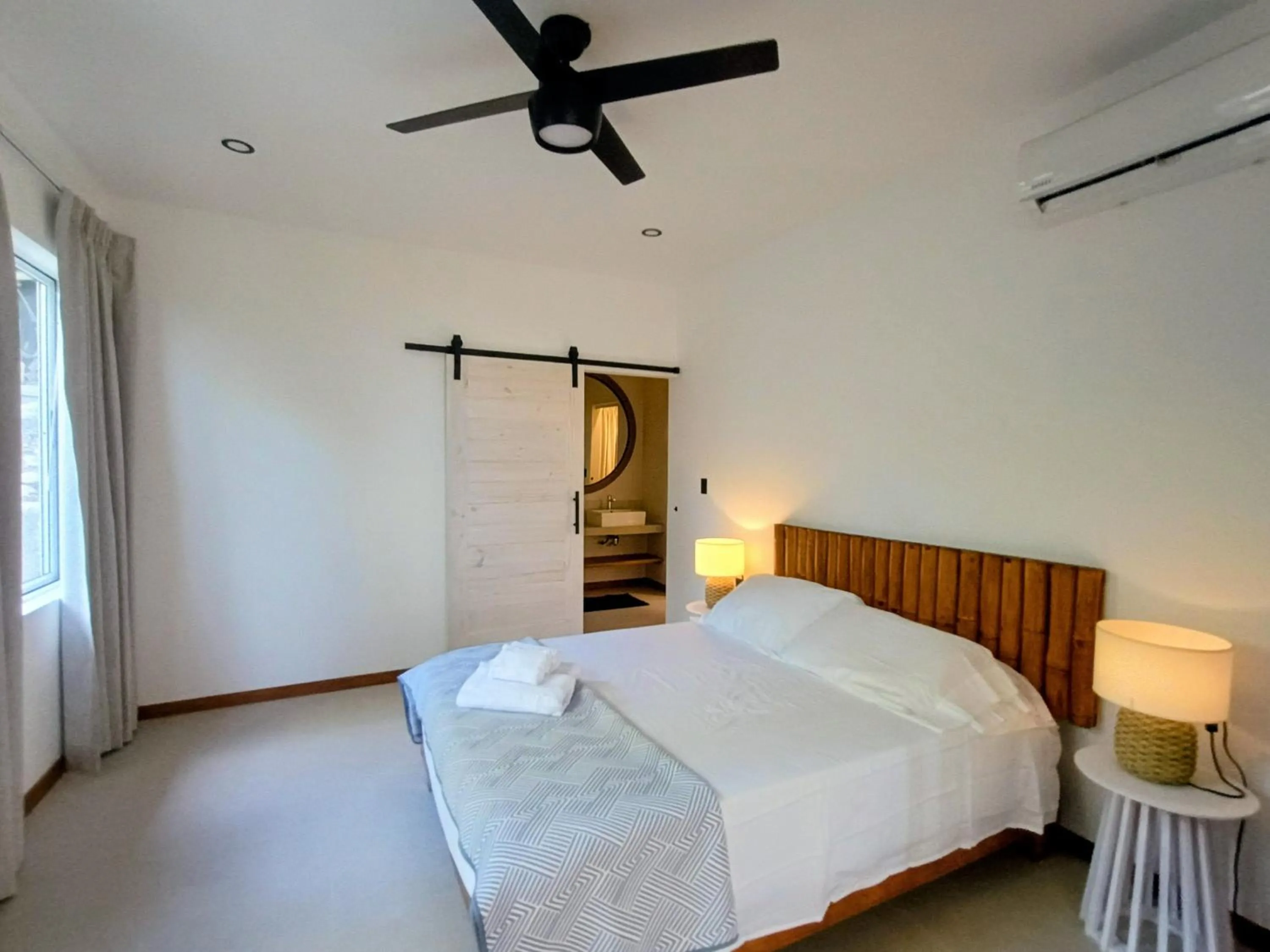 Photo of the whole room, Bed in Vista Naranja Ocean View - Suite Apartment