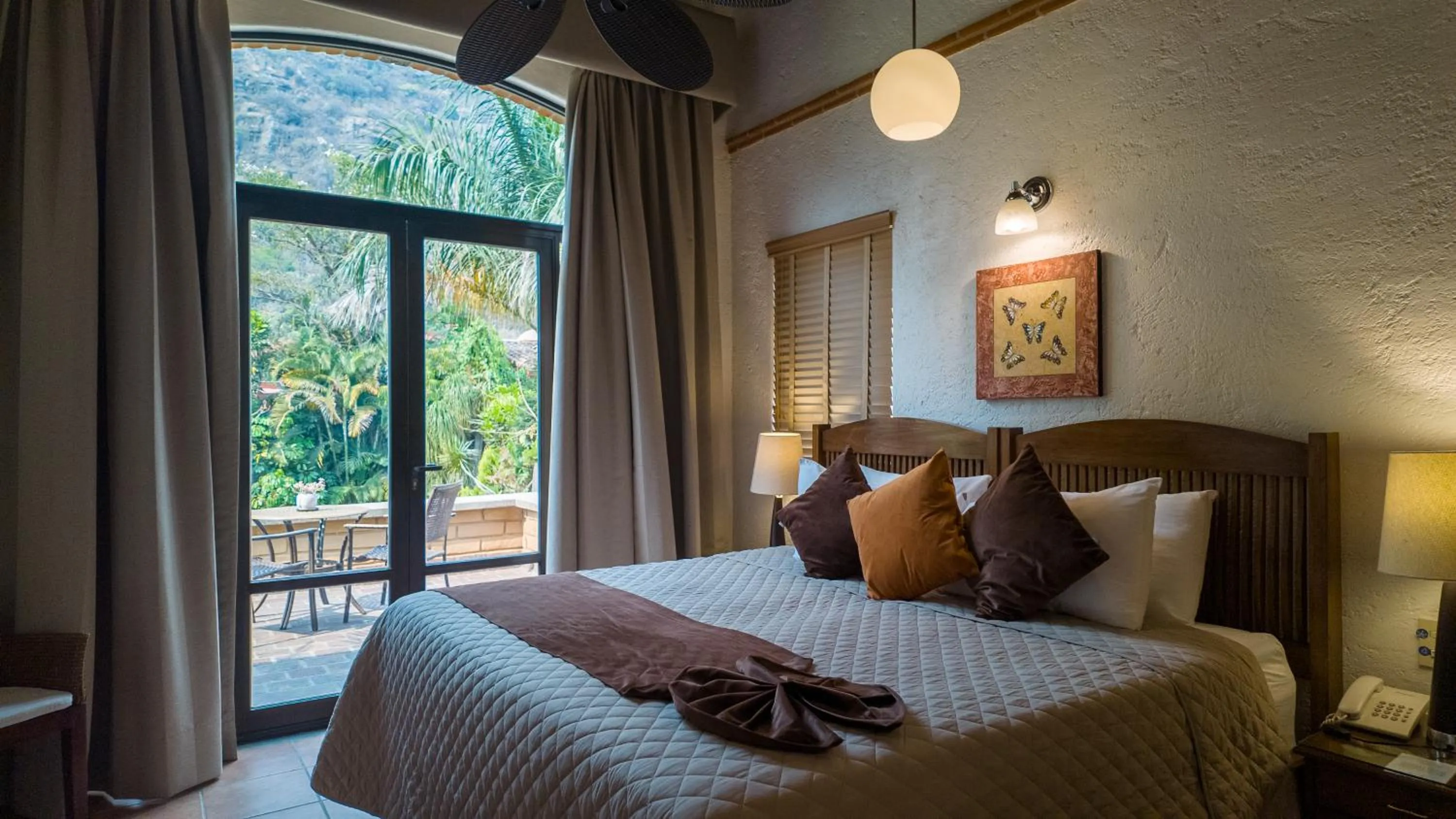 Bed in La Buena Vibra Wellness Resort & Spa