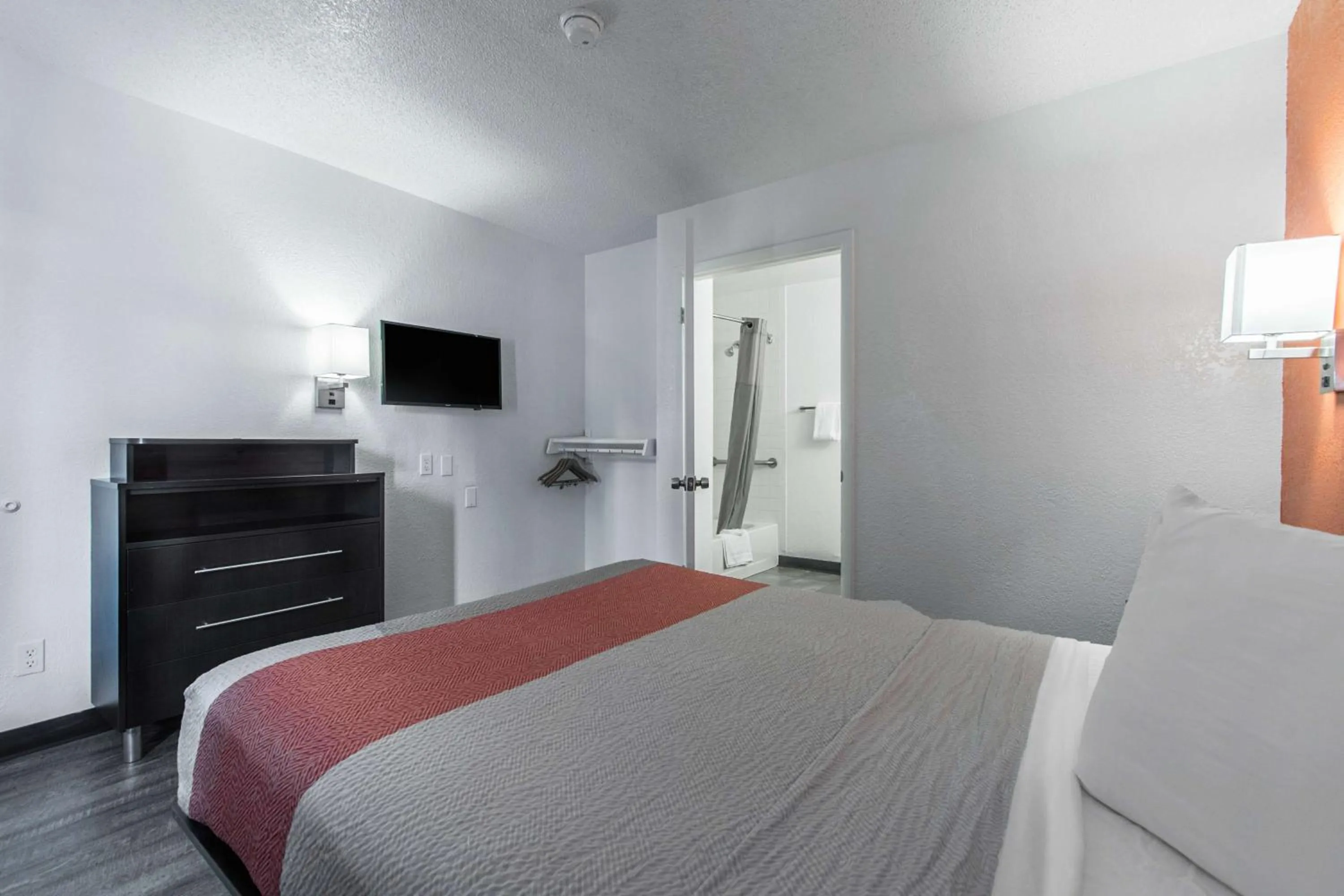 Shower, Bed in Motel 6-Norcross, GA - Atlanta Northeast