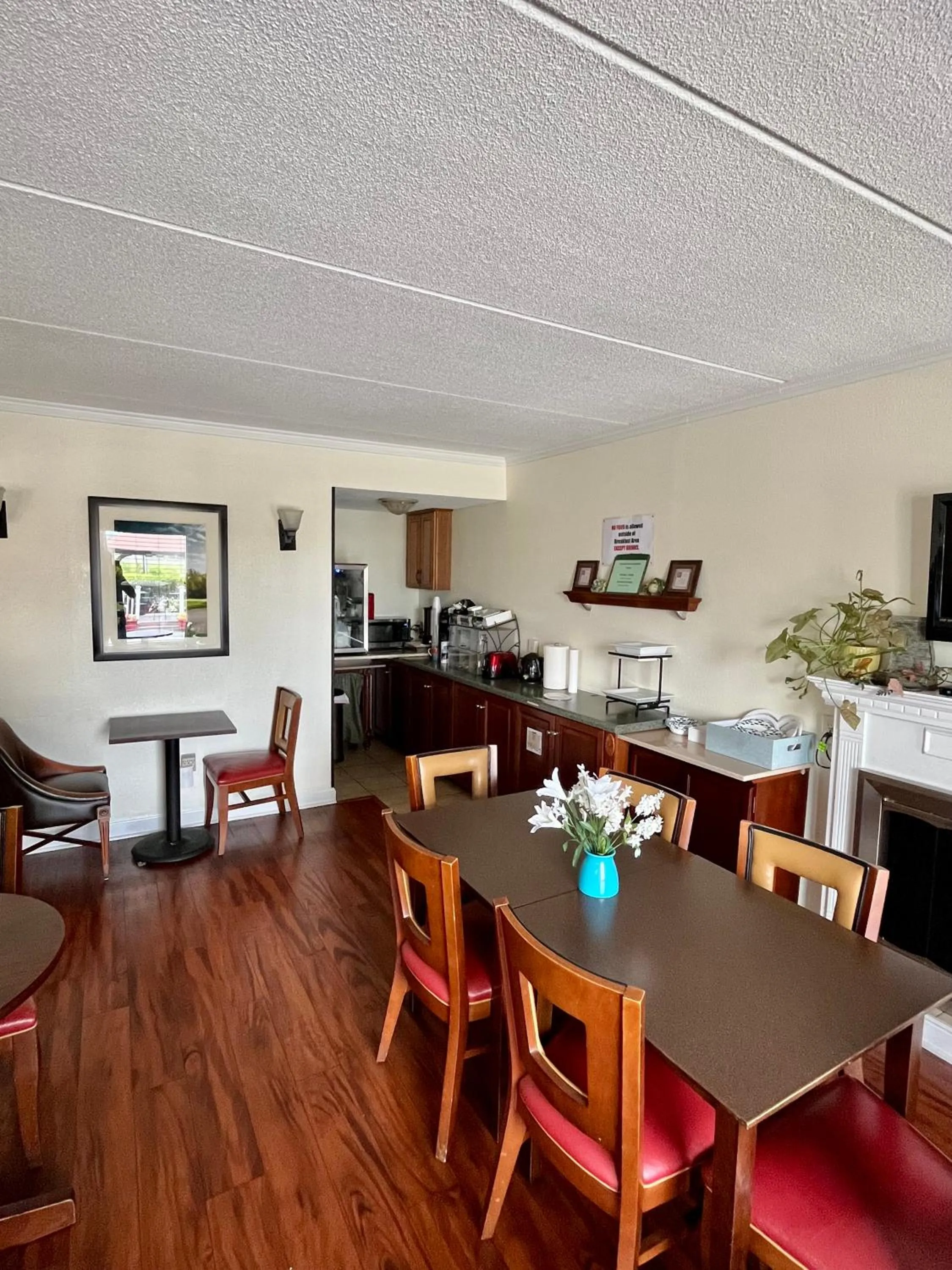 Lobby or reception in West Bank Inn