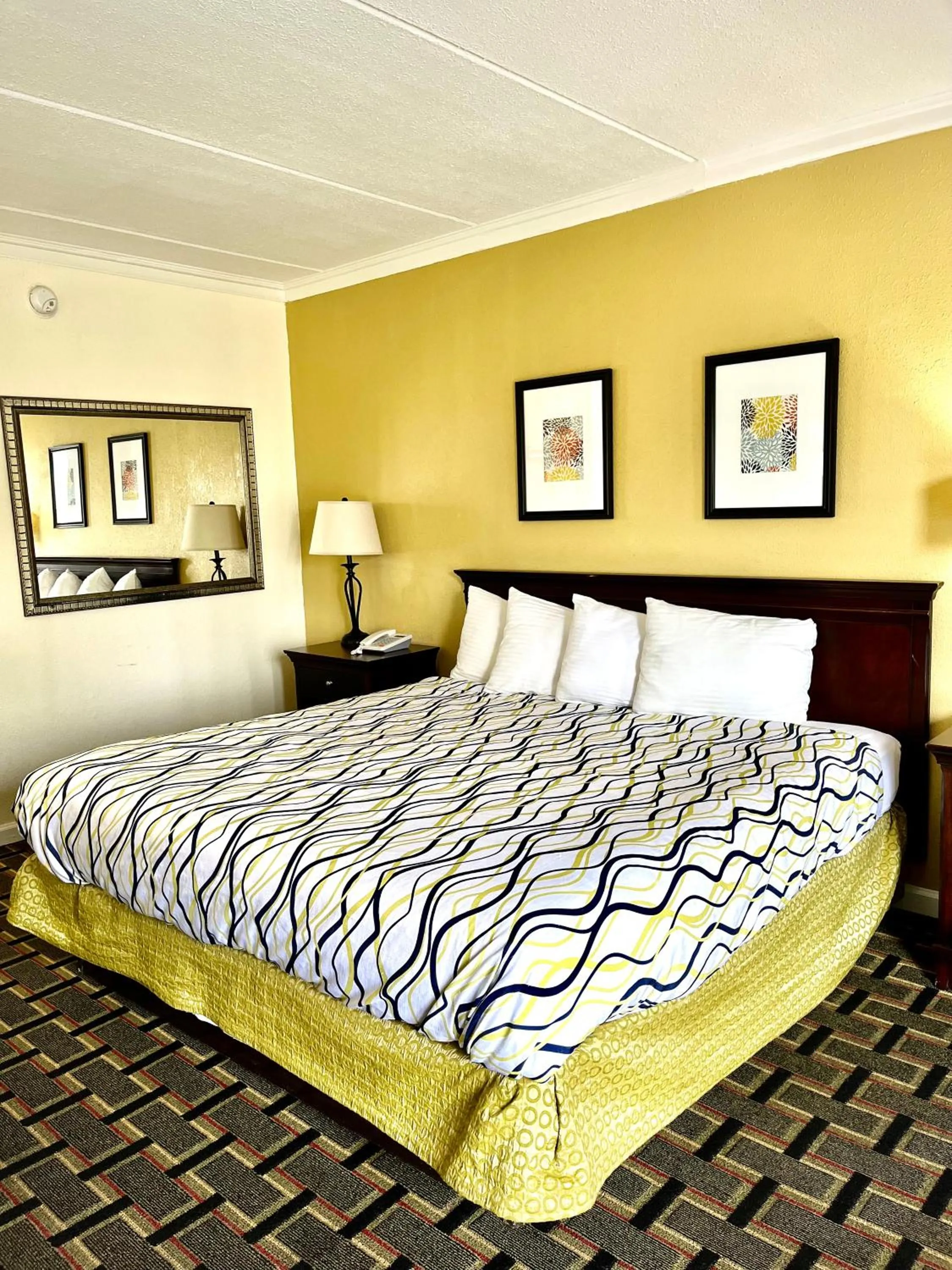 Bedroom, Bed in West Bank Inn