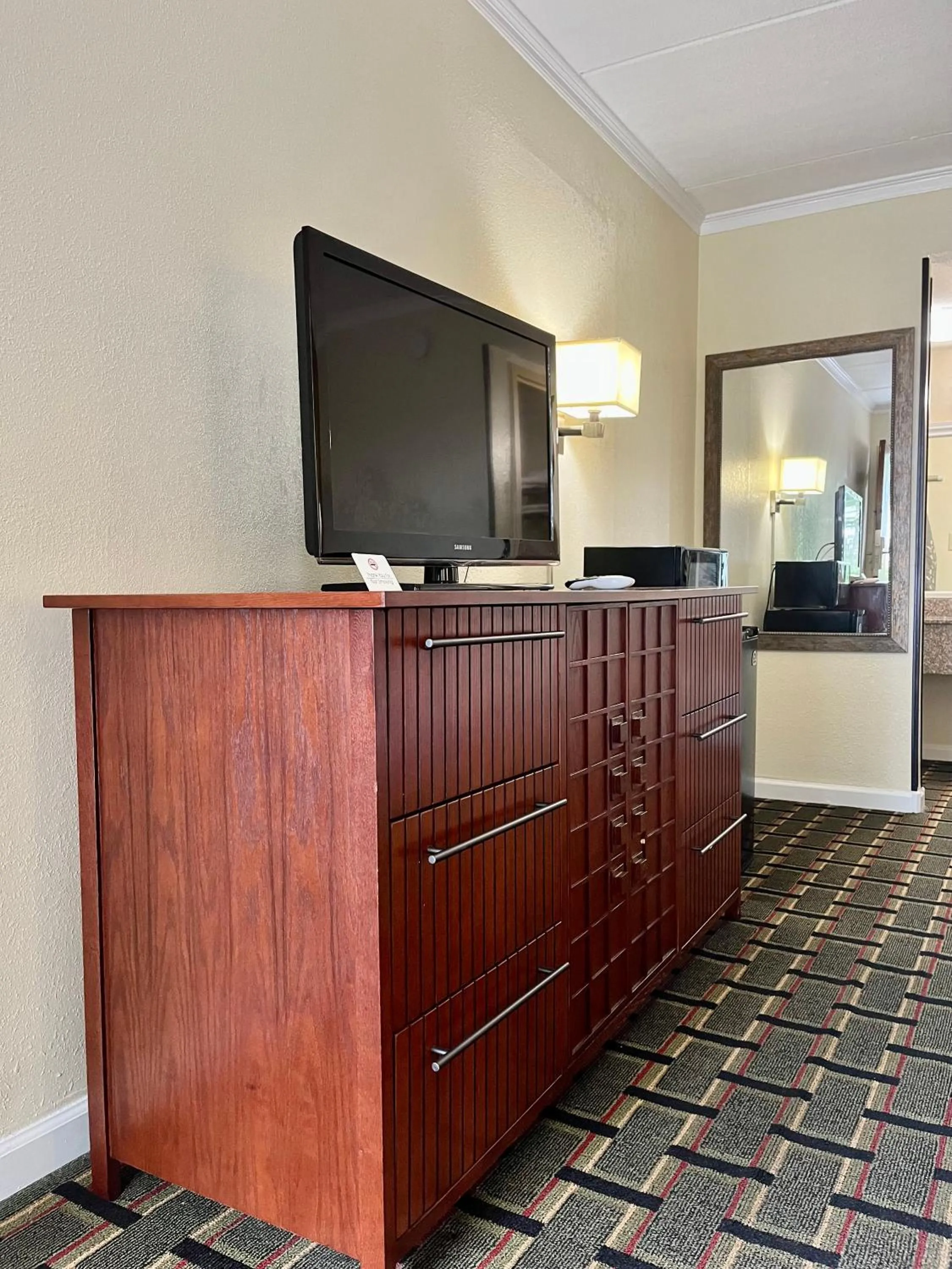 TV and multimedia in West Bank Inn