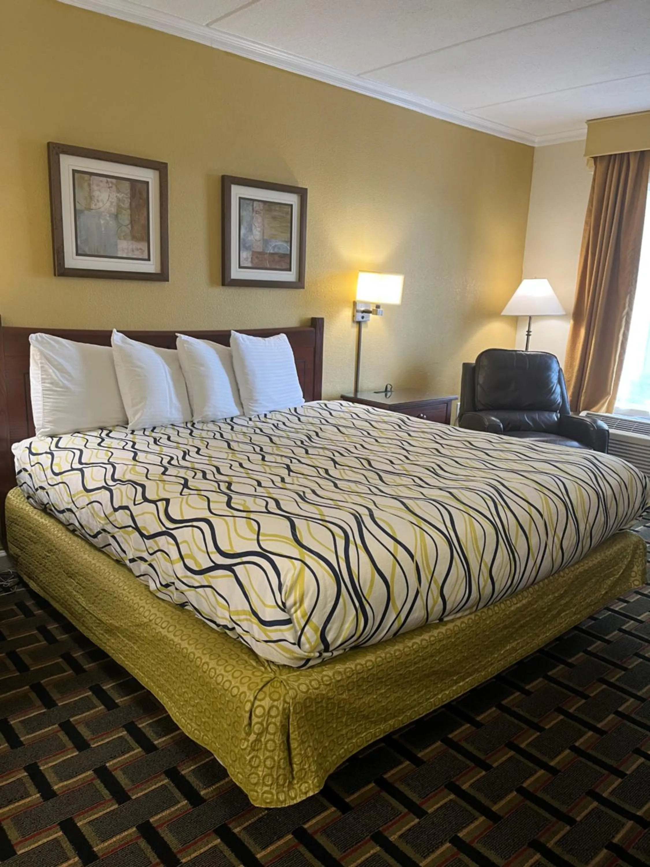 Bedroom, Bed in West Bank Inn