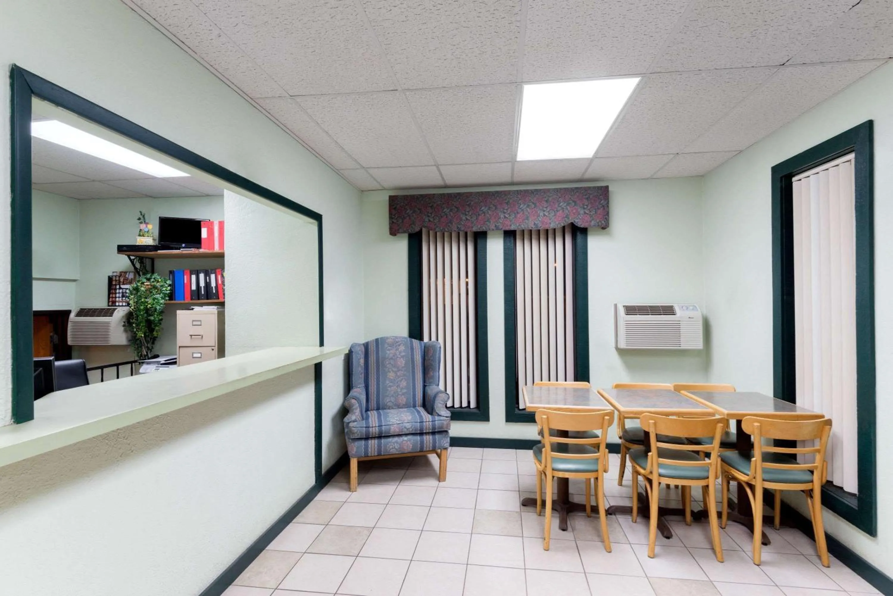 Lobby or reception in Super 8 by Wyndham Raton