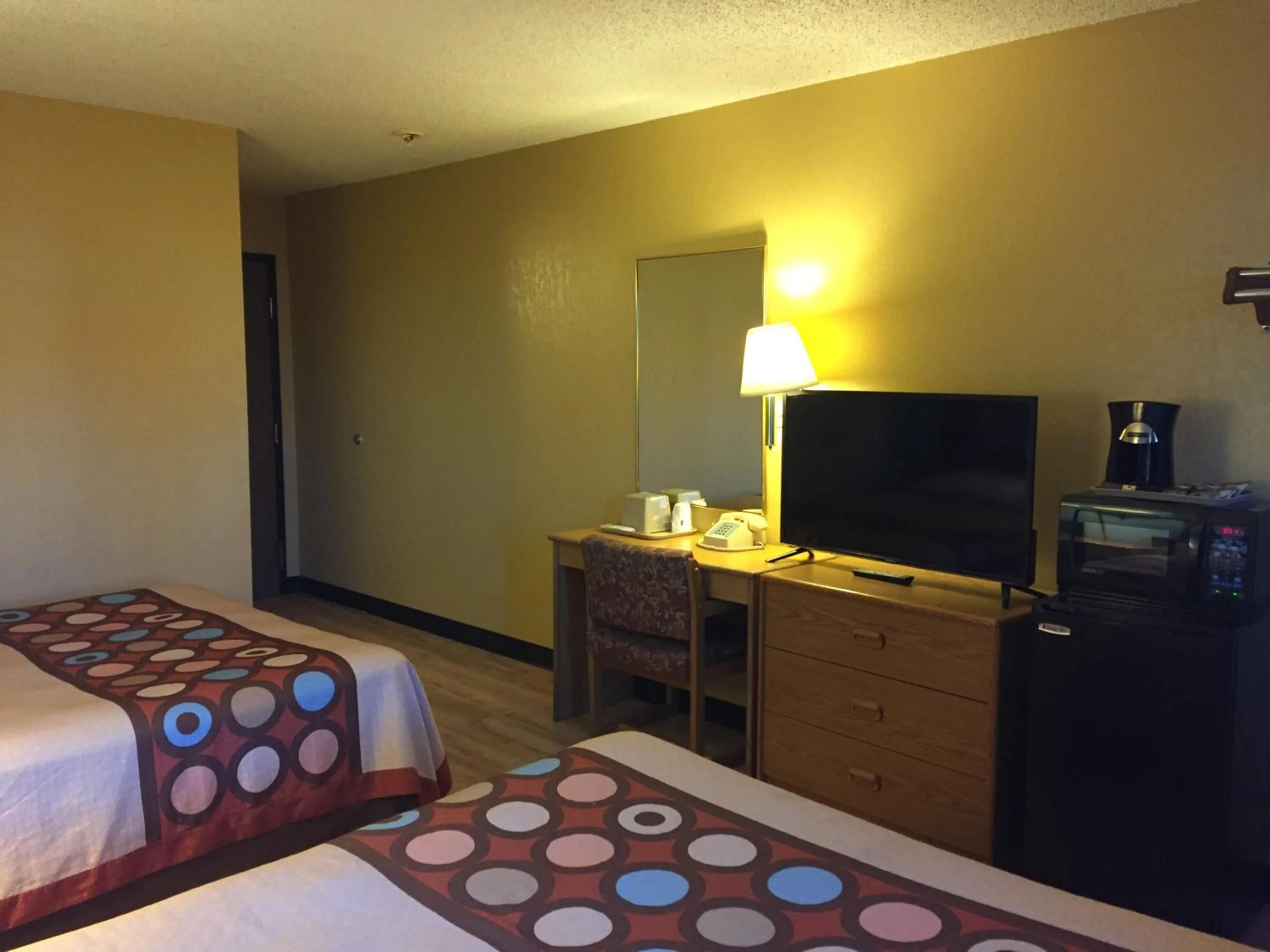 TV and multimedia, Bed in Super 8 by Wyndham Raton