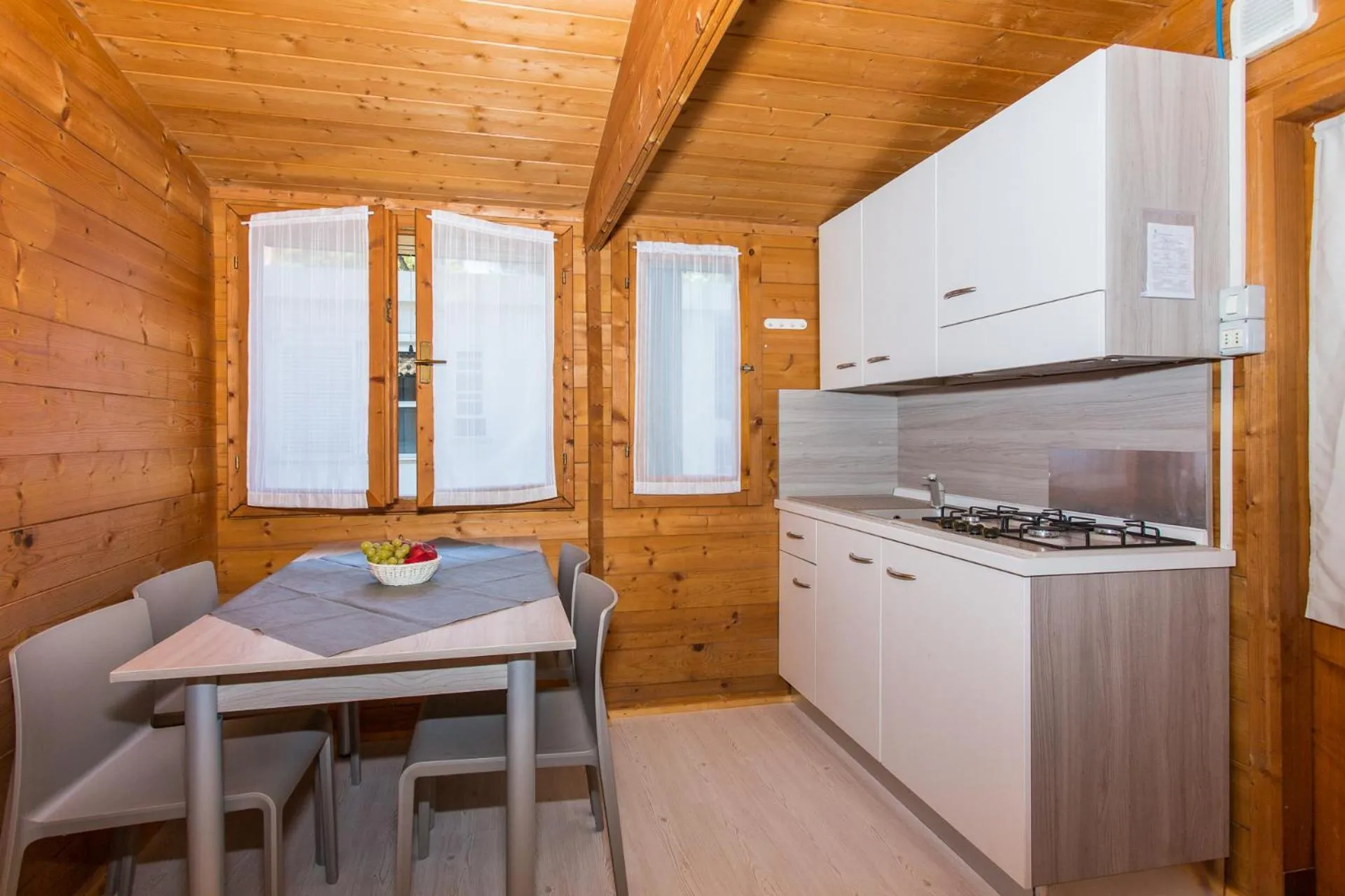 Kitchen or kitchenette in Club del Sole Marina Romea Easy Camping Village