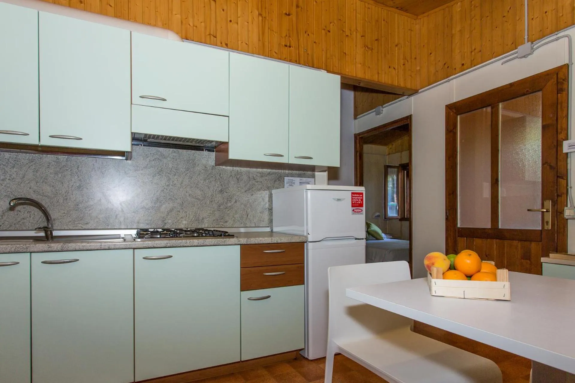 Kitchen or kitchenette in Club del Sole Marina Romea Easy Camping Village