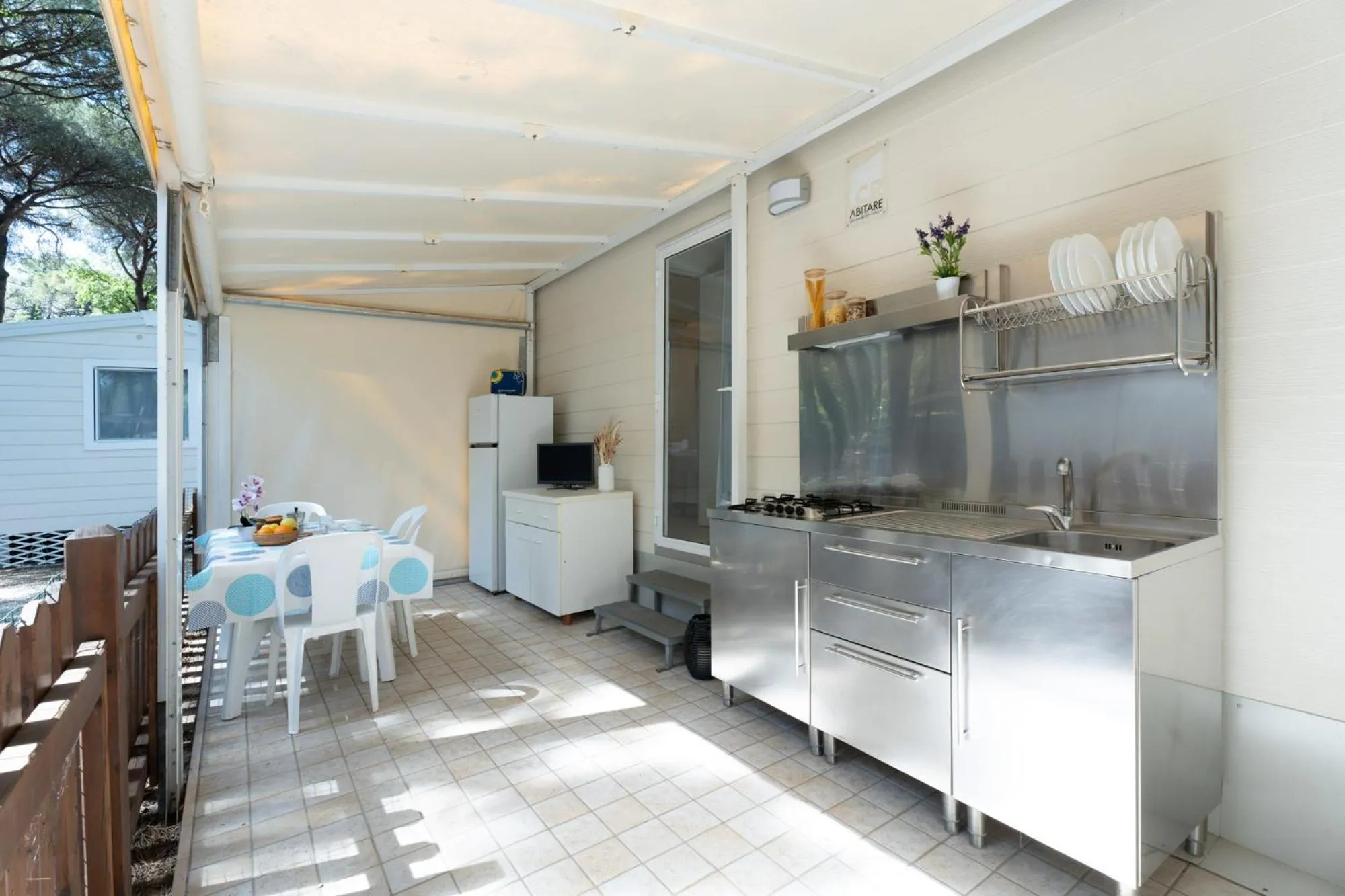Kitchen or kitchenette in Club del Sole Marina Romea Easy Camping Village