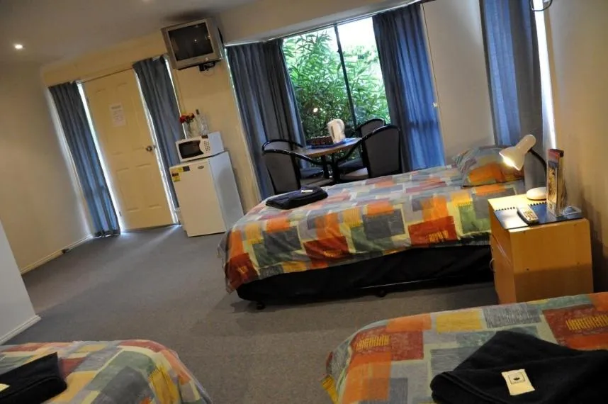 Bedroom, Bed in West City Motel