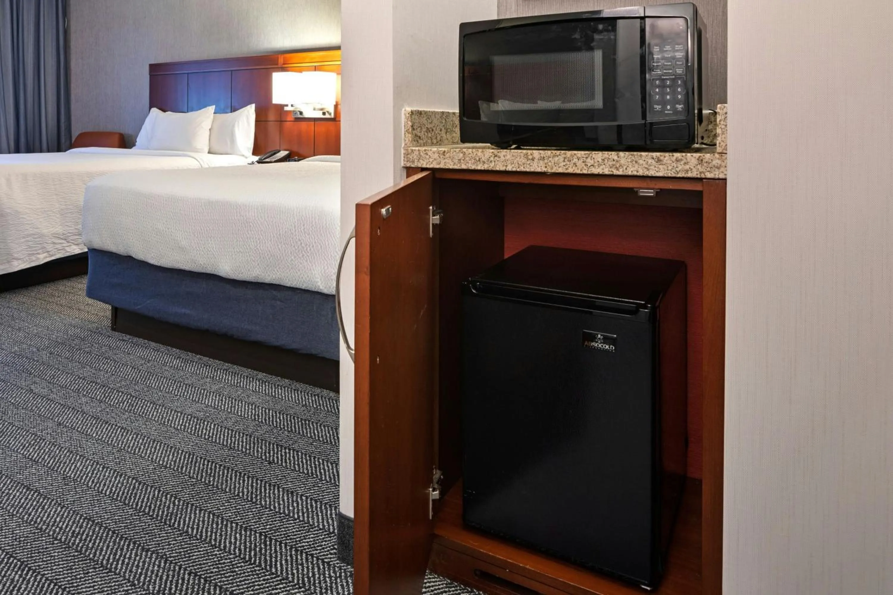 Photo of the whole room, Bed in Courtyard Long Beach Airport