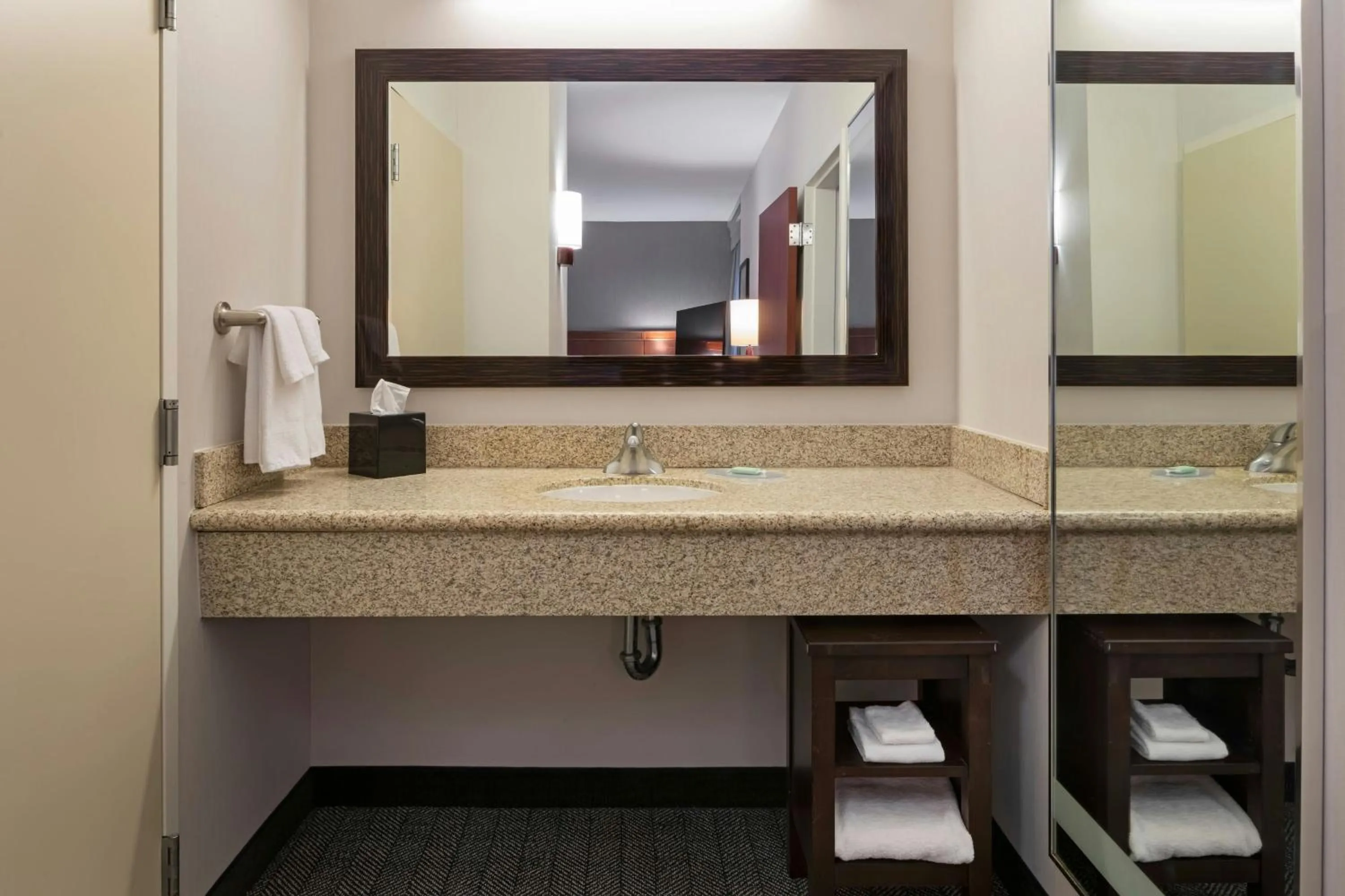 Bathroom in Courtyard Long Beach Airport