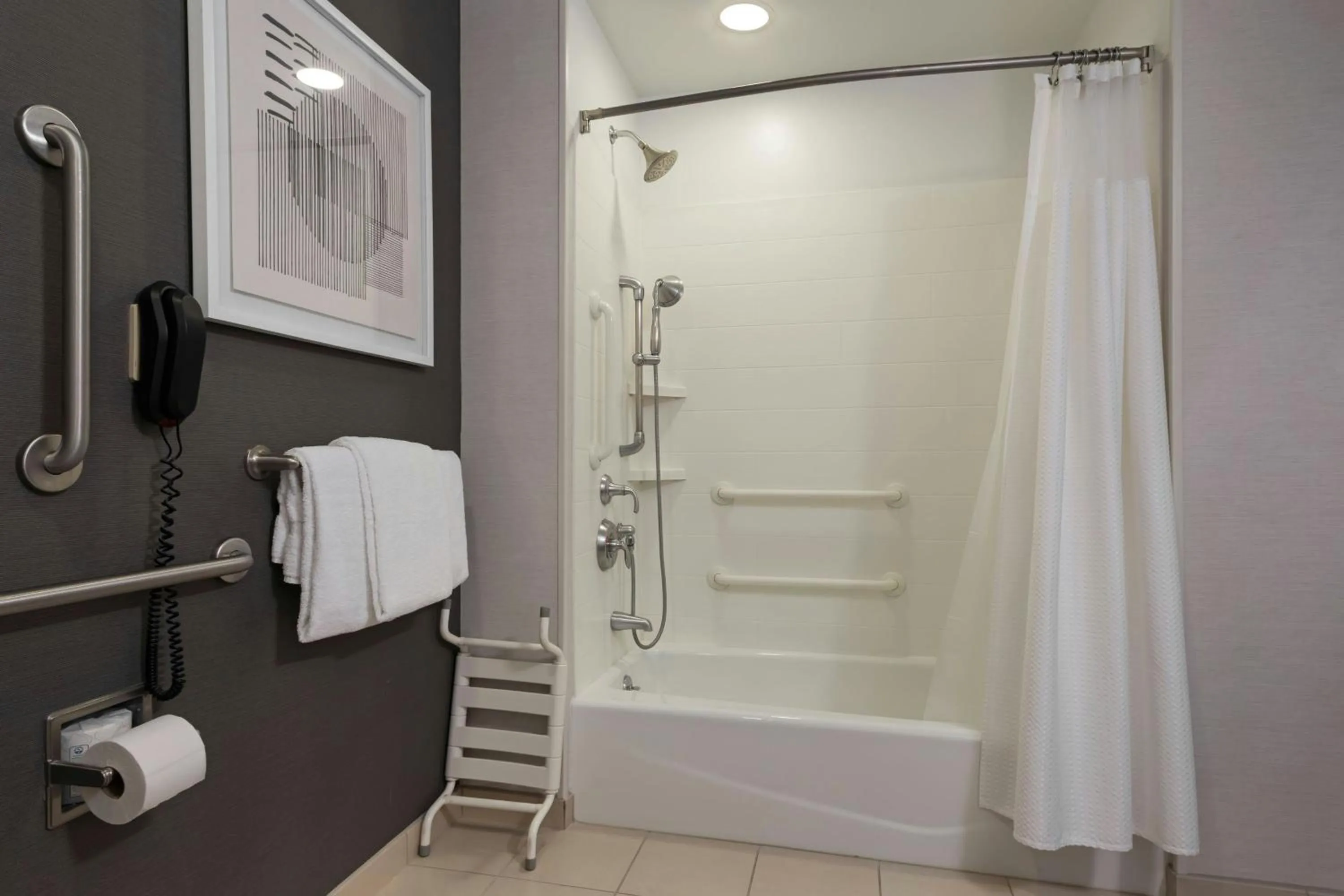 Bathroom in Courtyard Long Beach Airport