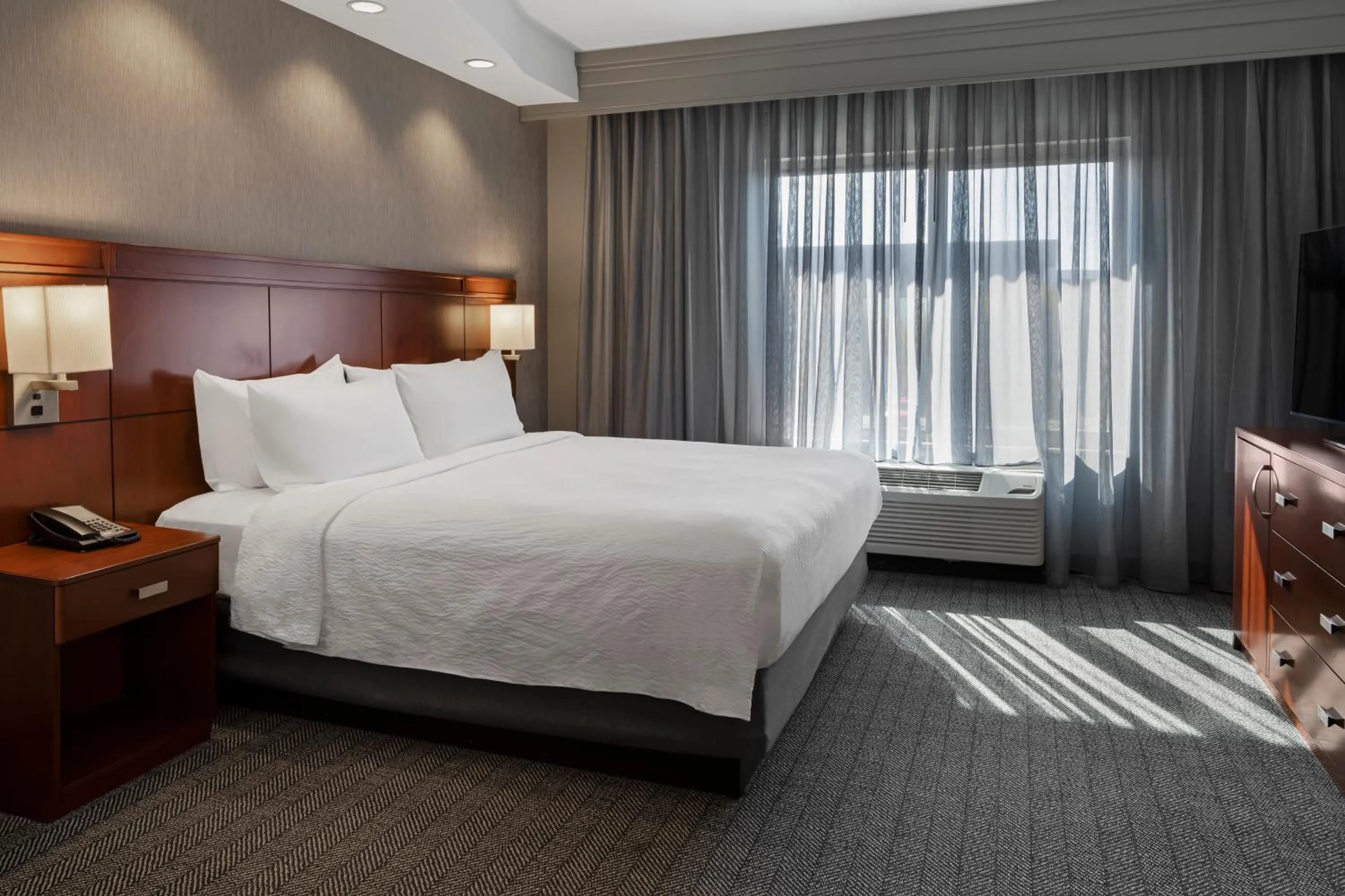 Bedroom, Bed in Courtyard Long Beach Airport