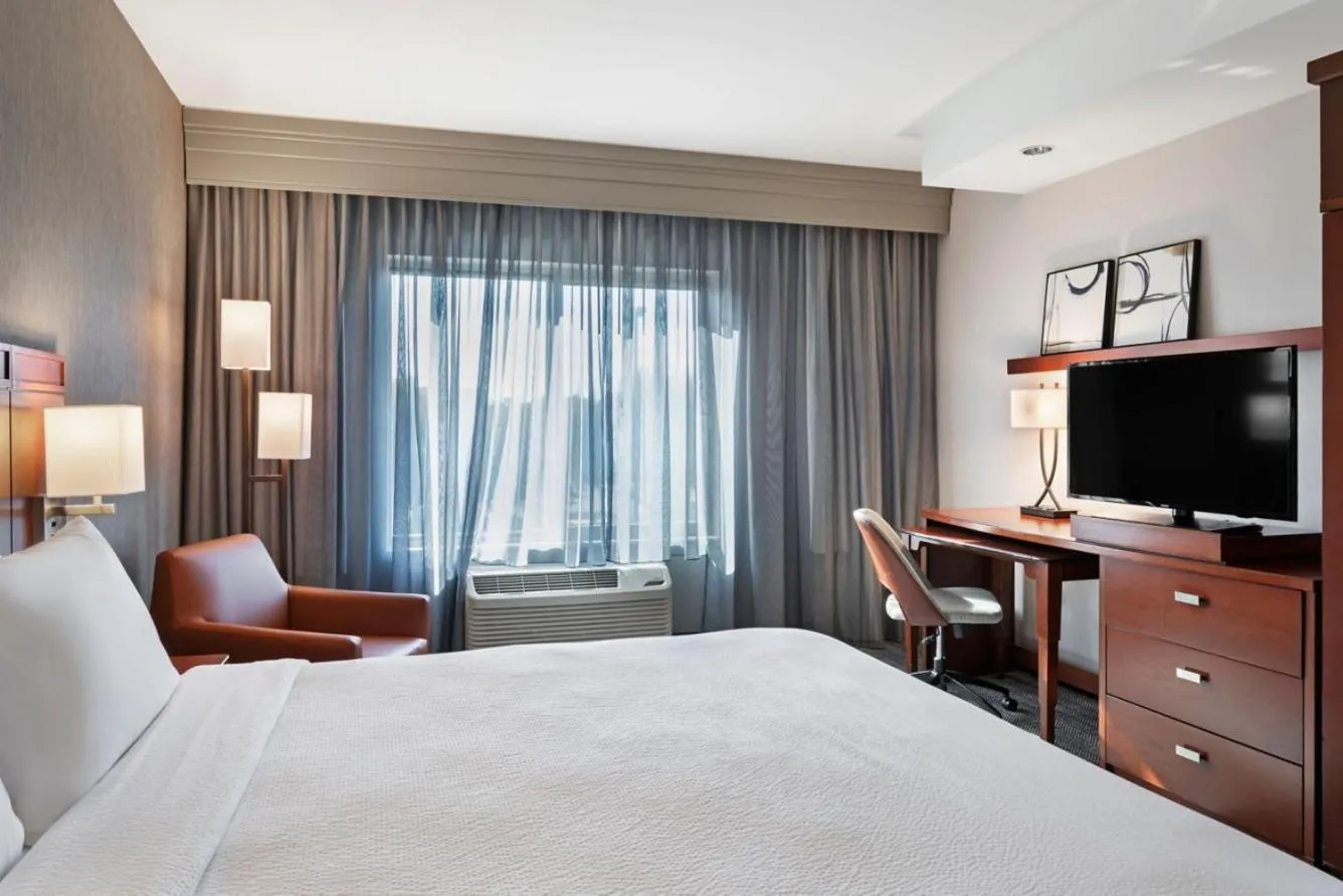 Bed in Courtyard Long Beach Airport