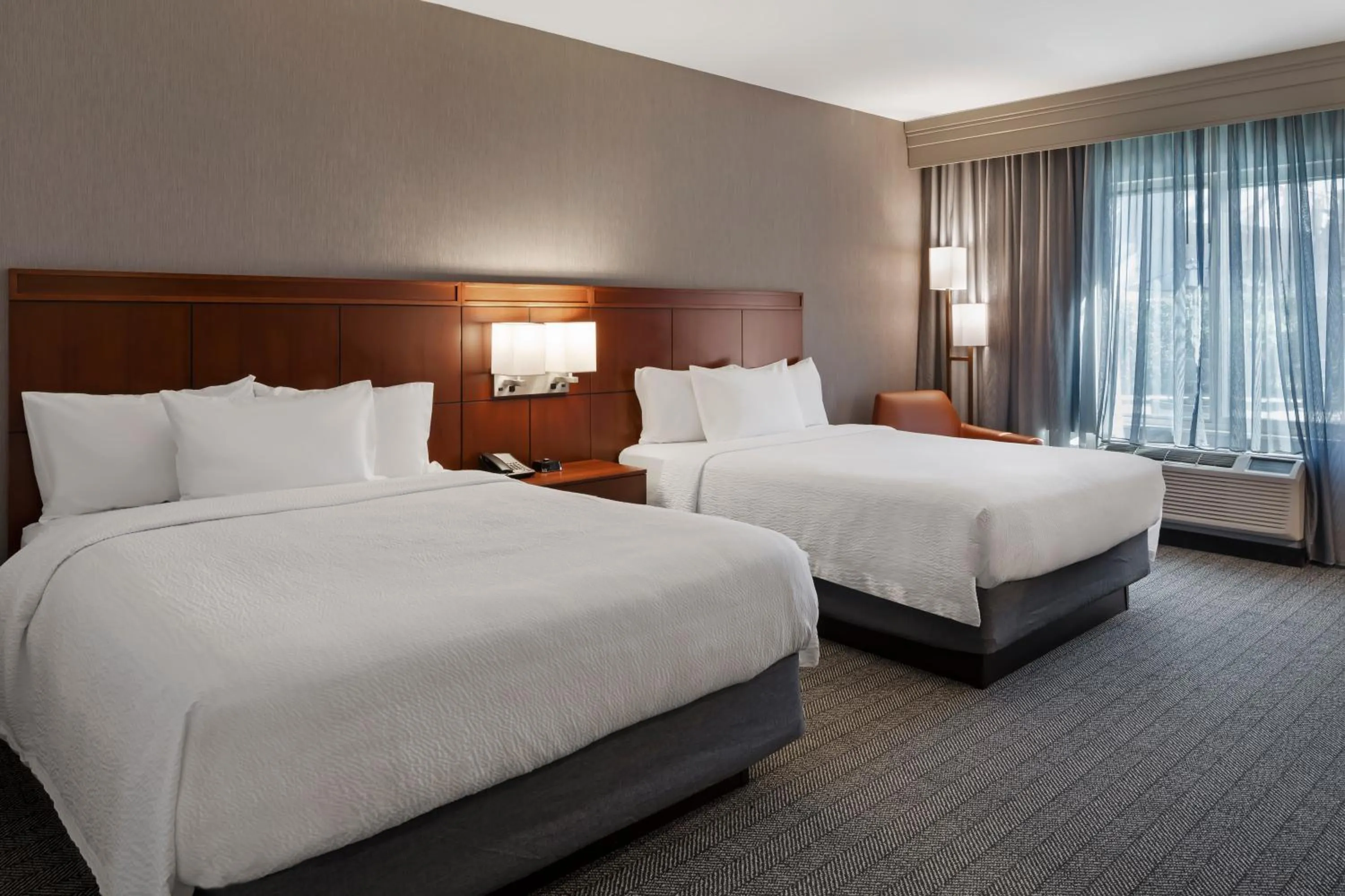 Bedroom, Bed in Courtyard Long Beach Airport